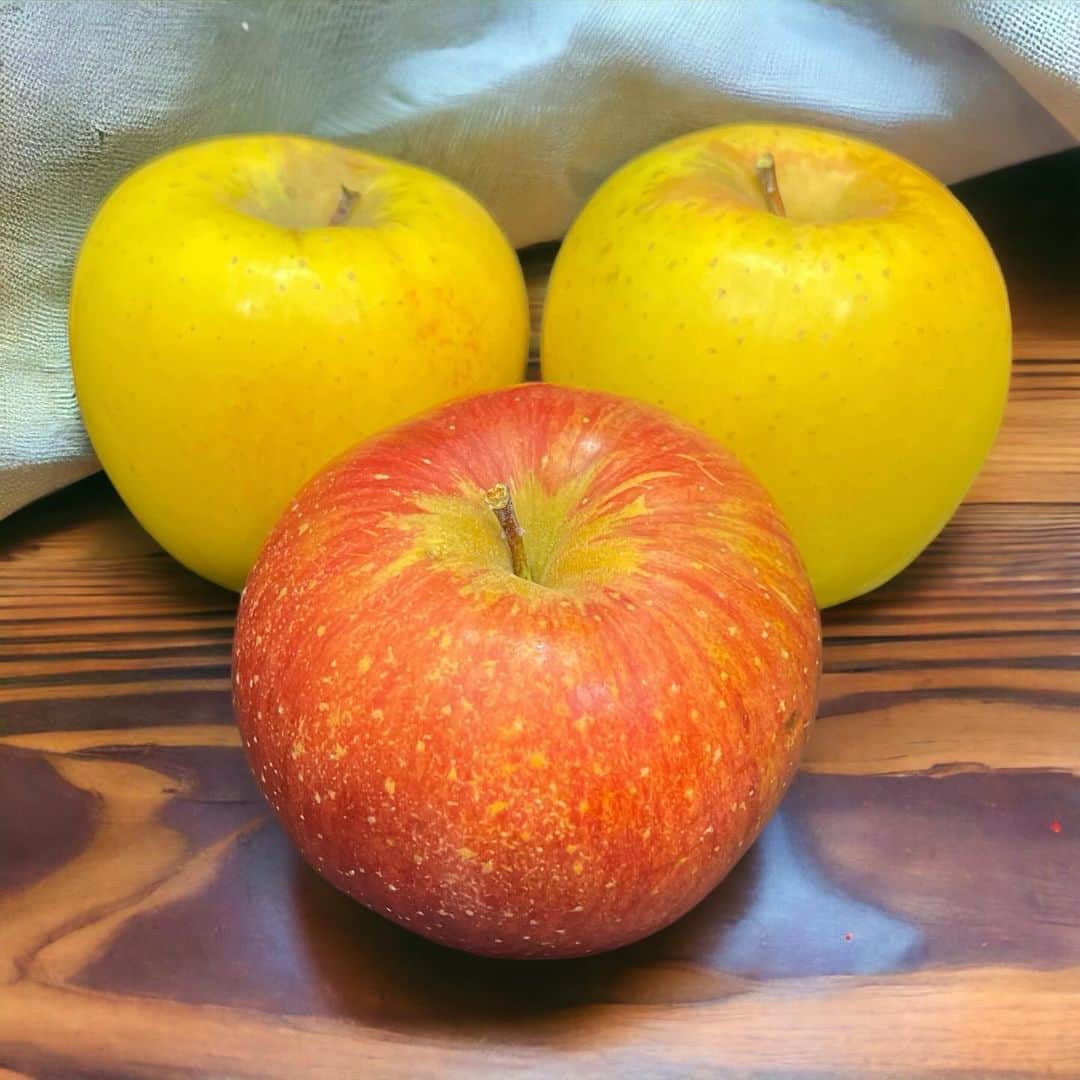 柳家三之助のインスタグラム：「松本のジュレ・ブランシュさんから頂いた安曇野のリンゴたちが私の部屋にいい香りを放っていてうれしいけど早く食べたい。」