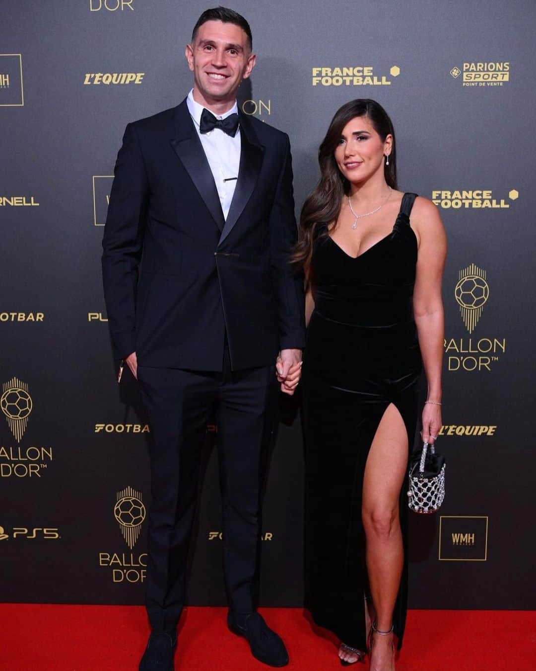 ダミアン・マルティネスのインスタグラム：「Un día inolvidable para mi , mi familia y para la gente de Argentina. Felicidades @leomessi por volver a poner a Argentina en lo más alto  #yashin #ballondor」