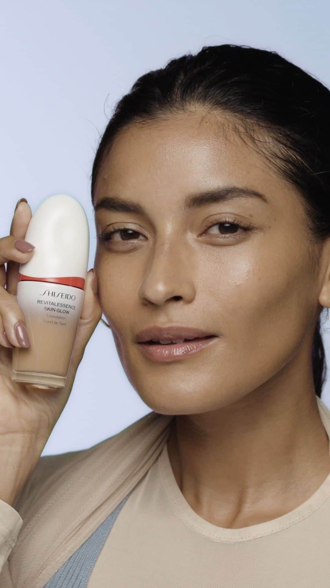 資生堂のインスタグラム：「Seeing is believing. Tan skin tones will meet their REVITALESSENCE SKIN GLOW Foundation match in Level 4. Model wears 420 Bronze. #ShiseidoMakeup #JapaneseBeauty #RevitalEssence #SkincareMeetsFoundation」