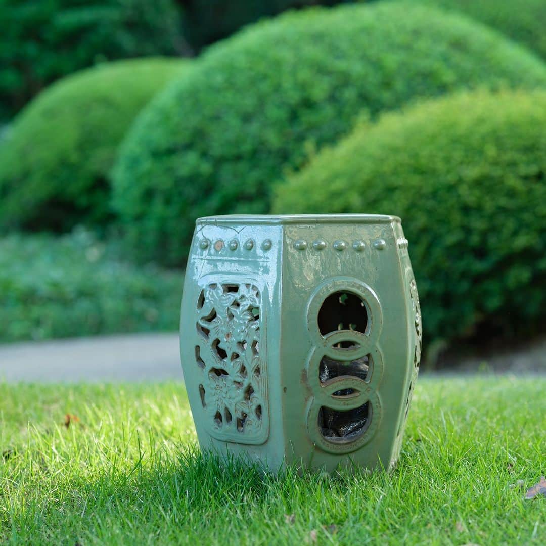 東京都庭園美術館さんのインスタグラム写真 - (東京都庭園美術館Instagram)「【開催中｜装飾の庭展】 芝庭のアカマツの下に置かれた緑色の置物にお気づきでしょうか。こちらは「墩（とん）」と呼ばれる中国由来の腰掛けで、宮邸時代に庭園内で実際に使われたものです。お越しの際はぜひ探してみてください！  #東京都庭園美術館 #装飾の庭展 #装飾の庭 #朝香宮邸 #アールデコ #庭園 #装飾 #デザイン #建築 #展覧会 #東京 #tokyometropolitanteienartmuseum #teienartmuseum #ArtDecoGarden #artdeco #garden #design #exhibition #tokyo #Teien40th」10月31日 10時00分 - teienartmuseum