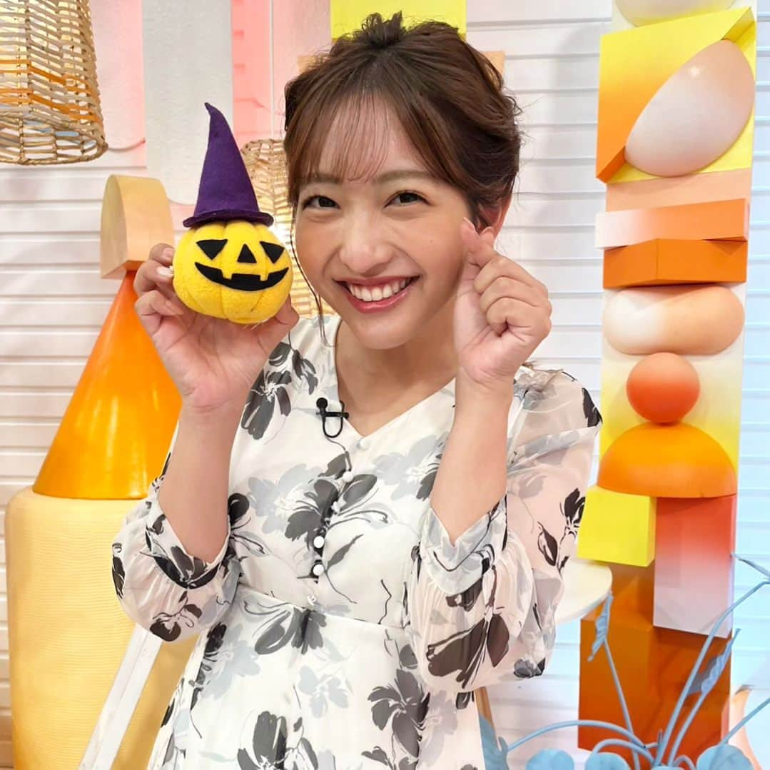 フジテレビ「めざましテレビ」さんのインスタグラム写真 - (フジテレビ「めざましテレビ」Instagram)「まりのです🎵  今日紹介したのは「マム」🌼  奈良時代に中国から日本に伝わり、独自の発展をした日本の菊が、ヨーロッパに渡り品種改良され、また日本に帰ってきたものが「マム」です✨ マムポーズを考えてみたのですが、、、もう酒主アナからも突っ込まれなくなりました😇  #つまり #すごくぴったりなポーズということなのでは #やったね #えっへん  #藤本万梨乃 #酒主義久 #めざましテレビ」10月31日 10時00分 - mezamashi.tv