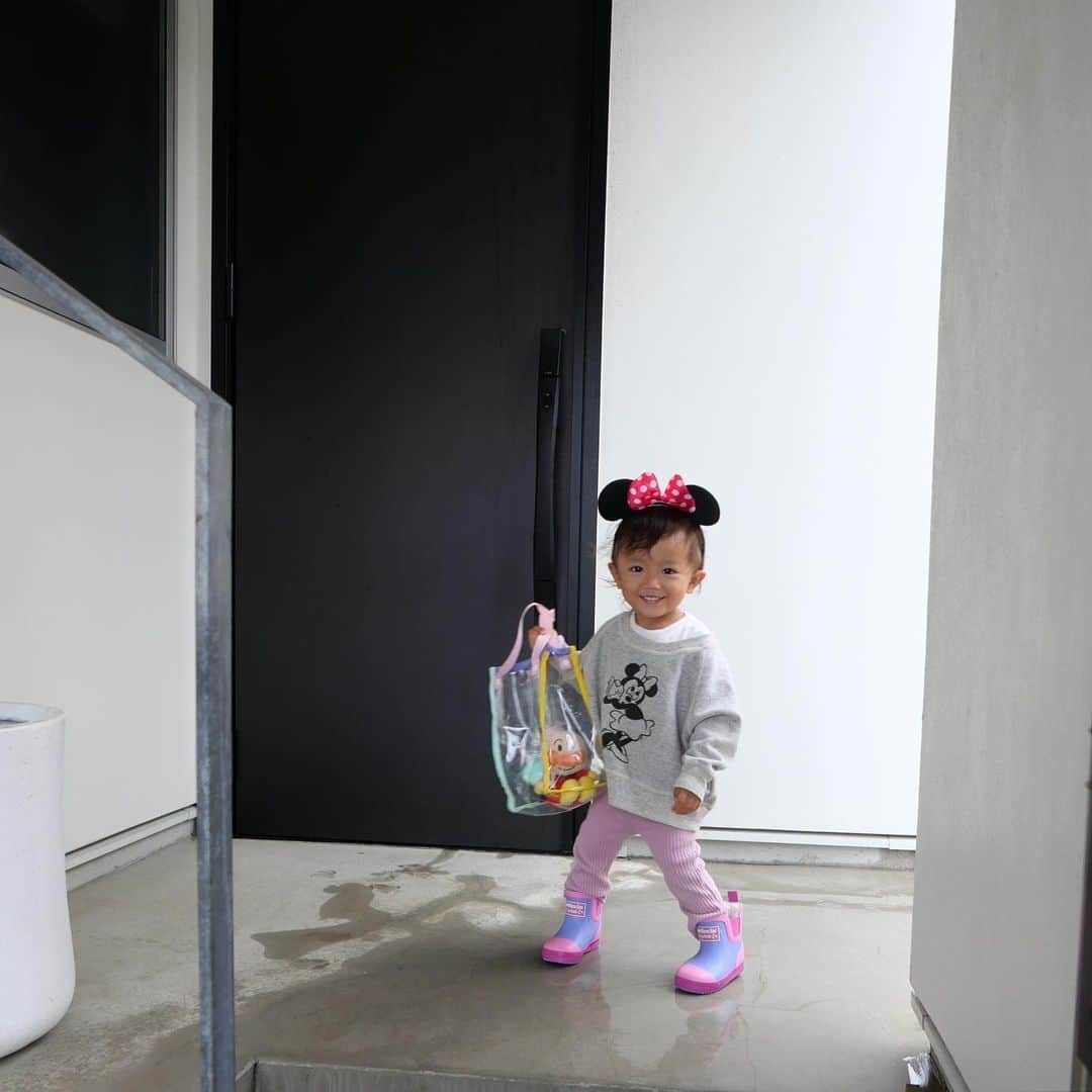 中川珠里のインスタグラム：「.  いつかのミニーちゃん🎀  毎日着るもの、持つもの こだわりが強くて。  女子のママが楽しく面白いです☺️  #1歳10ヶ月」