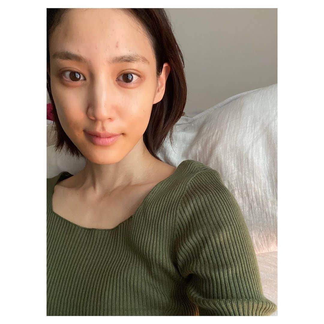 今泉マヤさんのインスタグラム写真 - (今泉マヤInstagram)「おはようございます☀︎ すっぴん加工無しで撮ってみました。 ヤ⚪︎キーになるので眉毛だけ笑  こういう写真ってすこし勇気がいるのですがありのままの私を、、、  今年もあと2ヶ月。来週や来年のことを考えながら生きてると毎日が本当に短く早い…そしてその来週や来年はまたその来週や来年のことを考えている。気がする🤓  動植物たちは徹底的に今を生きていて、見習わないとなぁと思います🐜  自分のからだを見つめることって今を生きることですね☺︎ 今年はちょっとわがままな私のお肌でしたが😆優しく受け入れたいと。みなさまも。。✨  現場からは以上です🫡」10月31日 10時02分 - maya.imaizumi