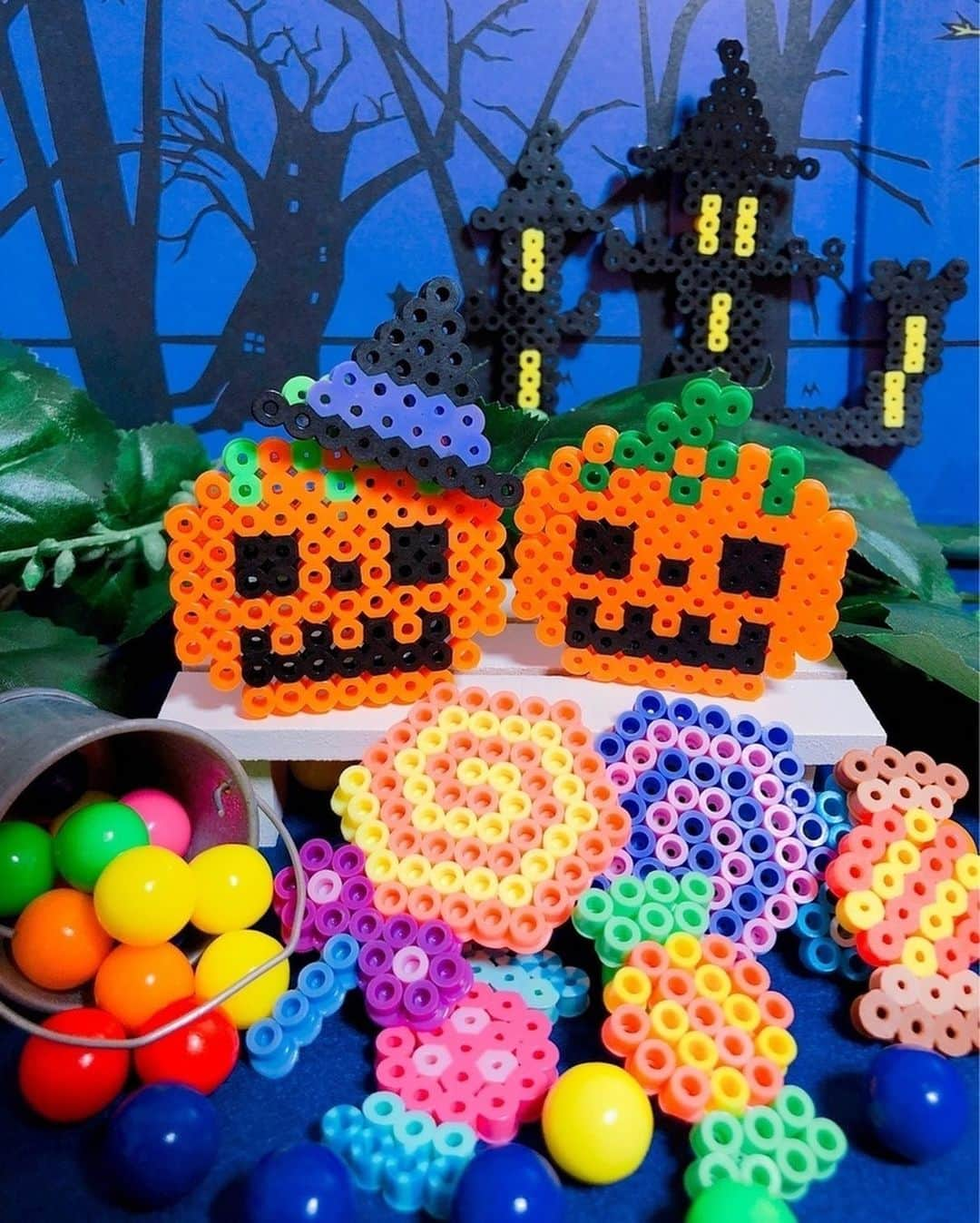 PerlerbeadsJP（パーラービーズ）さんのインスタグラム写真 - (PerlerbeadsJP（パーラービーズ）Instagram)「💀👻🧟‍♀️  🕯️🎃Happy Halloween🎃🕯️  パーラービーズの公式サイトには季節に合わせた図案シートがたっぷり👻🎵作って飾ってハロウィンをお楽しみ頂けたら嬉しいです❣️ プロフィールのリンクからぜひご覧ください☺️  「図案シートダウンロード」から、“テーマ:季節・風景”で絞り込みが出来ますので、お好みの図案シートを選んでみてくださいね✨  ※下絵シートをパソコン等で出力される際は、印刷設定を等倍にして頂きますと、プレートサイズとぴったりの状態でお楽しみ頂けます。 ……………………………………………………………… #おうち遊び #室内遊び #指先遊び #色遊び #季節の製作 #秋の製作 #ハロウィン製作 #ハロウィン #halloween #happyhalloween  #ハロウィンパーティー #トリックオアトリート #ハロウィン2023 #おうちでハロウィン #ハロウィン飾り #雨の日の過ごし方 #雨の日の遊び #子どもとの暮らし #ハンドメイド初心者 #子どものいる暮らし #おうち時間 #アイロンビーズ #ironbeads #perlerbeads #パーラービーズ #beadsart @kawadatoys_official」10月31日 10時02分 - perlerbeads_jp