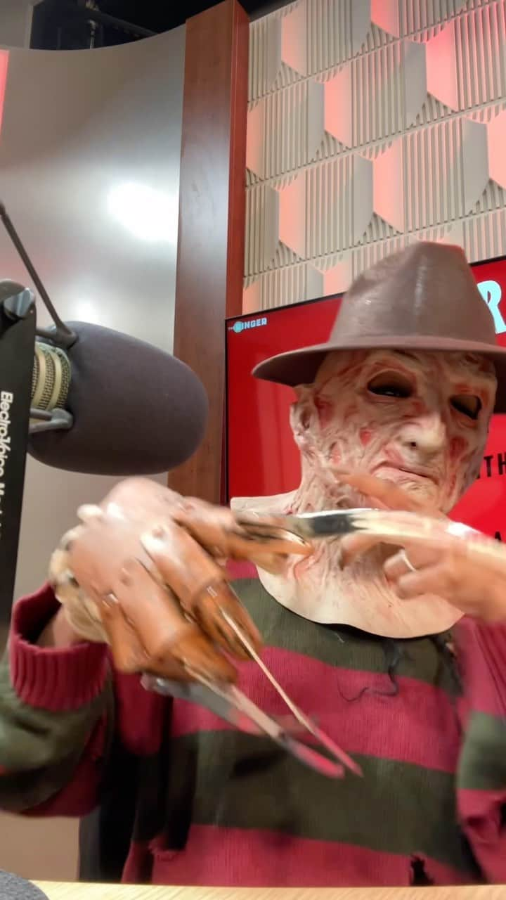 レイチェル・リンゼイのインスタグラム：「Freddy’s back on @higherlearning tomorrow 🤣」