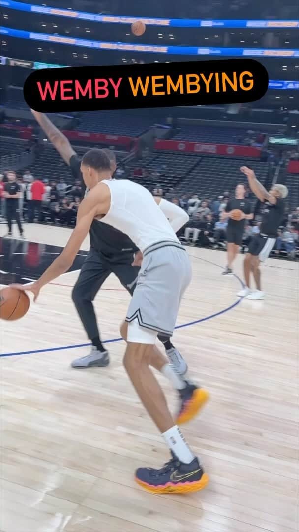 レイチェル・ニコルズのインスタグラム：「Victor Wembanyama showing his range pregame.」