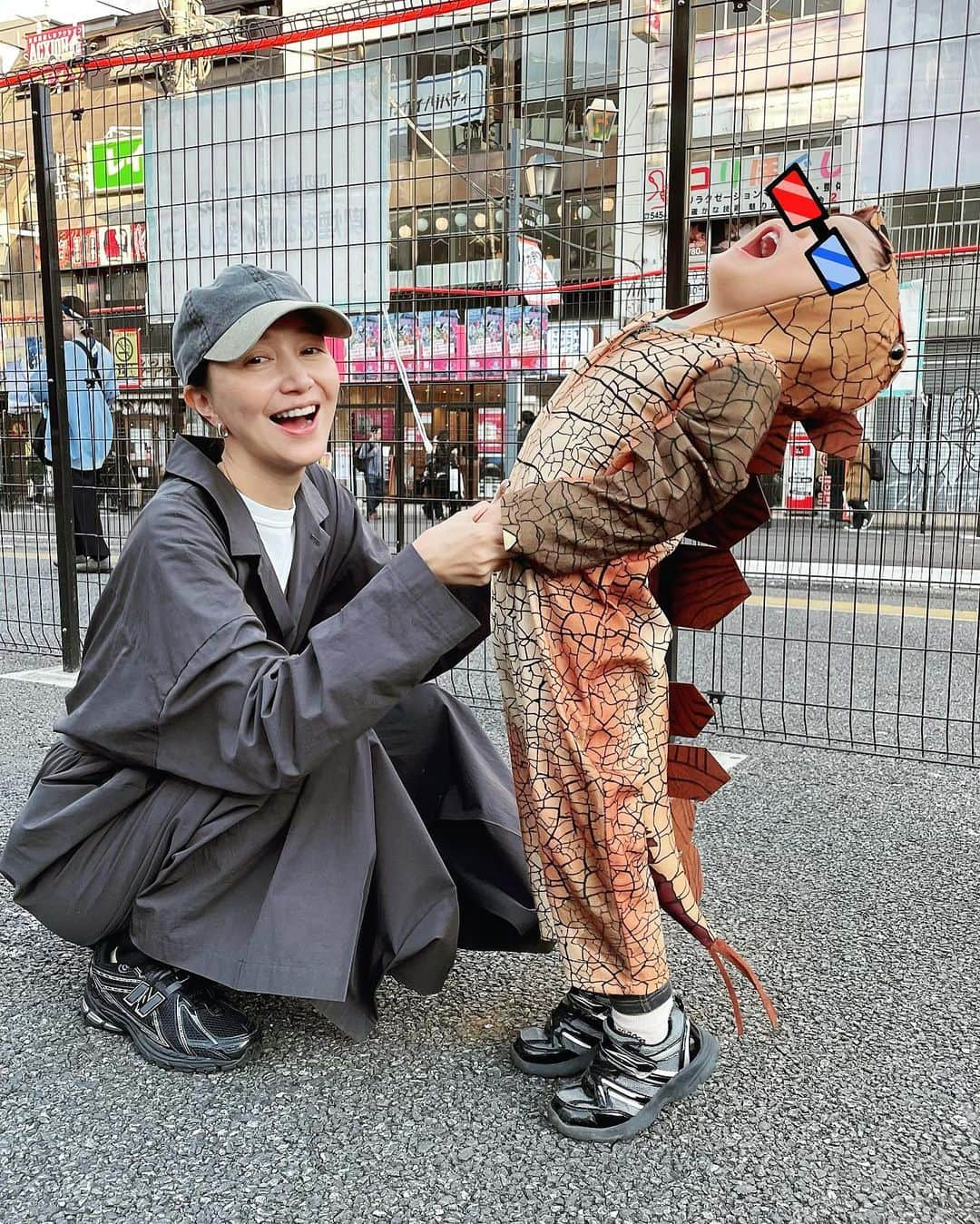 愛可のインスタグラム：「・ Happy Halloween!🎃  ステゴサウルスに扮した息子とハロウィンイベントへ  余裕を持って購入したはずの115サイズがキチキチの3歳児！ 常に雄叫びをあげています、元気にでっかくなーれ！  #恐竜ブームきました  #happyhalloween」