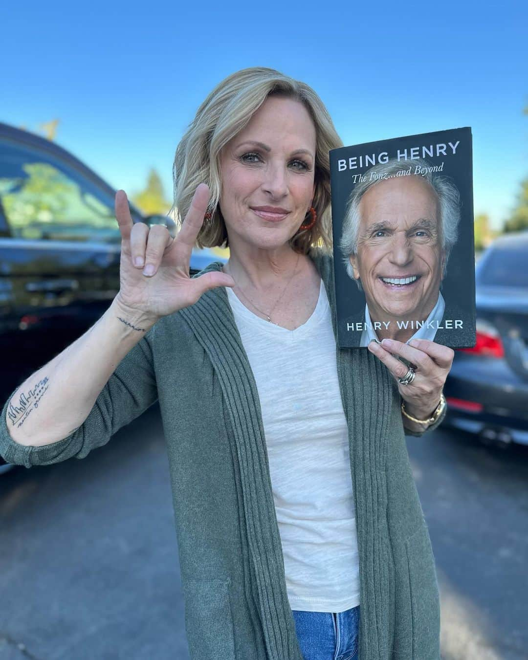 マーリー・マトリンのインスタグラム：「Happy Birthday to #henrywinkler who has been like a second father to me all these years. And he is truly the nicest person in Hollywood. Now go out and get his book - “Being Henry…The Fonz and Beyond”! 🤟🏻🎂🤟🏻🎂. #birthday #fonz #happydays😊」