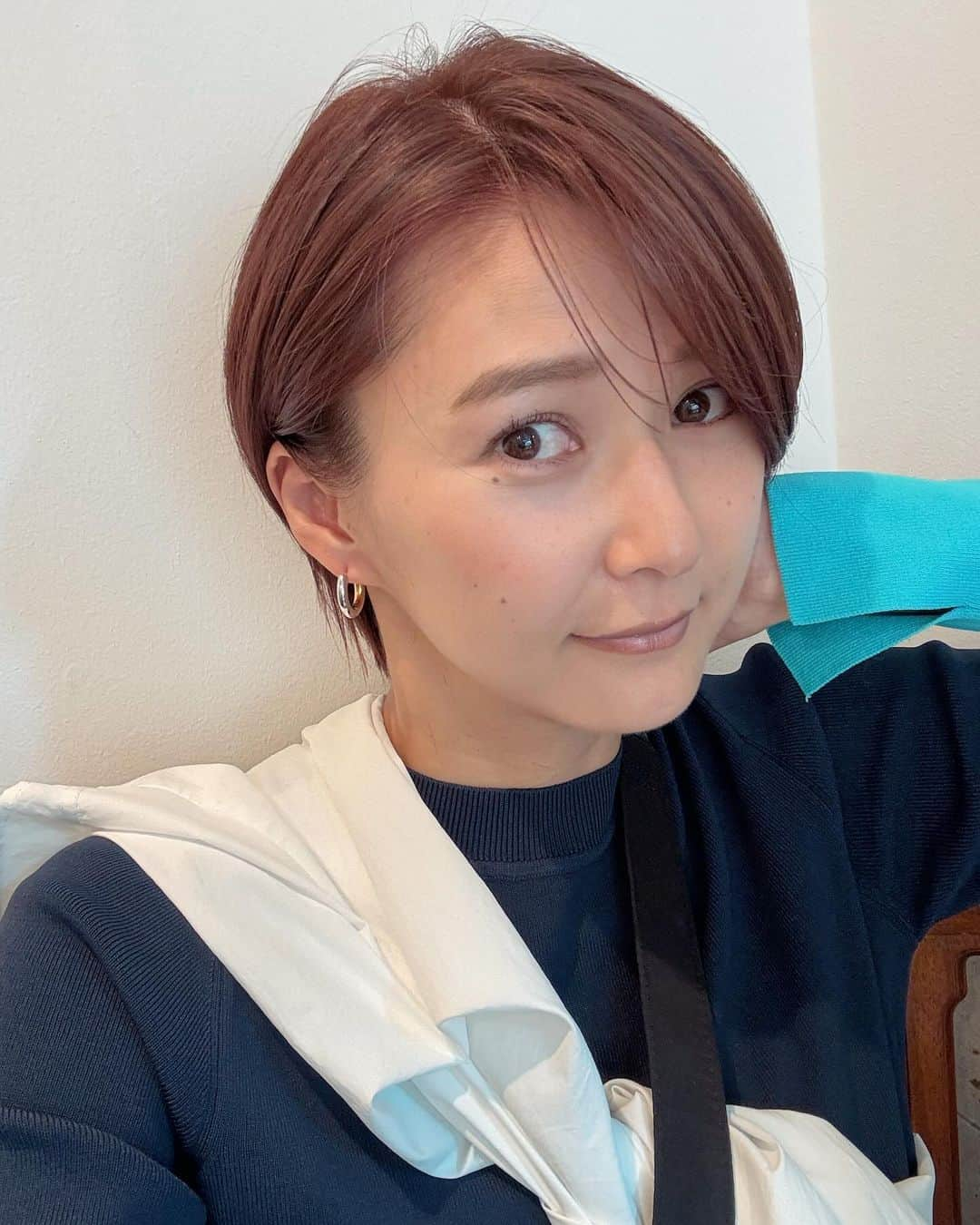 美優さんのインスタグラム写真 - (美優Instagram)「NEWヘアー♡♡♡  前回、思い切ってしてみた ショートヘア☀️  好評だったので引き続きショートヘアにしてみました☺️  今回はヘアカラーもいつもと違う ミルクピンク🩷🩷🩷 (いつもはグレーアッシュ系)  お仕事再開したら色は戻しますが…  ヘアスタイルはしばらく ショートヘアになりそうです🥰  前髪をどうしようか迷い中…  前髪アリ・ナシ どっちが良いと思いますか…？😌  Thankyou @sun_platinum 🌿　@dopey0118   #NEWヘアー　#ショートヘア」10月31日 10時15分 - miyu11_20