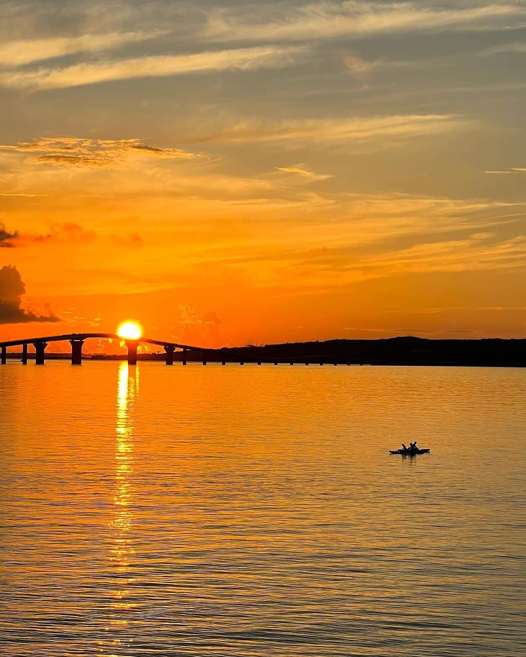 FukamizuYukina のインスタグラム：「_ 昨日の夕陽もすっごい綺麗やったけど 宮古島で見たサンセットが綺麗すぎたのも 最高やったなあと😭🧡💛✨✨ #earthing #miyakoisland #miyakojima #宮古島 #伊良部大橋 #サンセットビーチ」