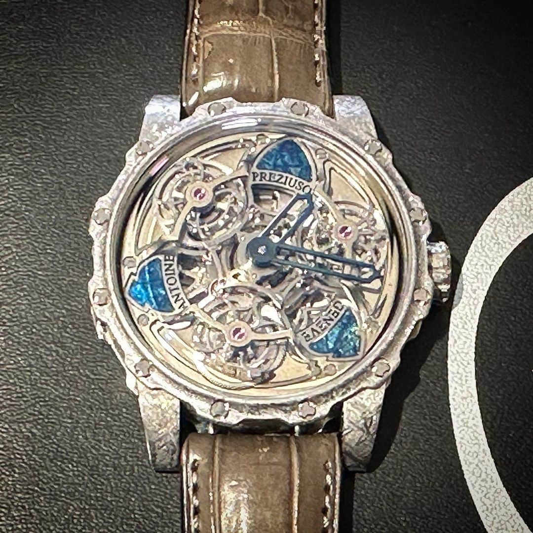 干場義雅さんのインスタグラム写真 - (干場義雅Instagram)「今日も朝から撮影しておりますが、ケースの中にトゥールビョンが3つも入った世界にたった1本のとんでもない腕時計を見せて頂きました。まさに王様のために描かれた絵画のよう。もはや芸術作品ですね。「トゥールビョン・オブ・トゥールビョンズ」1億4069万円／アントワーヌ・プレジウソ（一新時計）  @antoinepreziusogeneve  #antoinepreziusogeneve @yoshimasa_hoshiba  #yoshimasahoshiba  #干場義雅 @forzastylecom  #forzastyle @minimalwardrobe_official」10月31日 10時14分 - yoshimasa_hoshiba