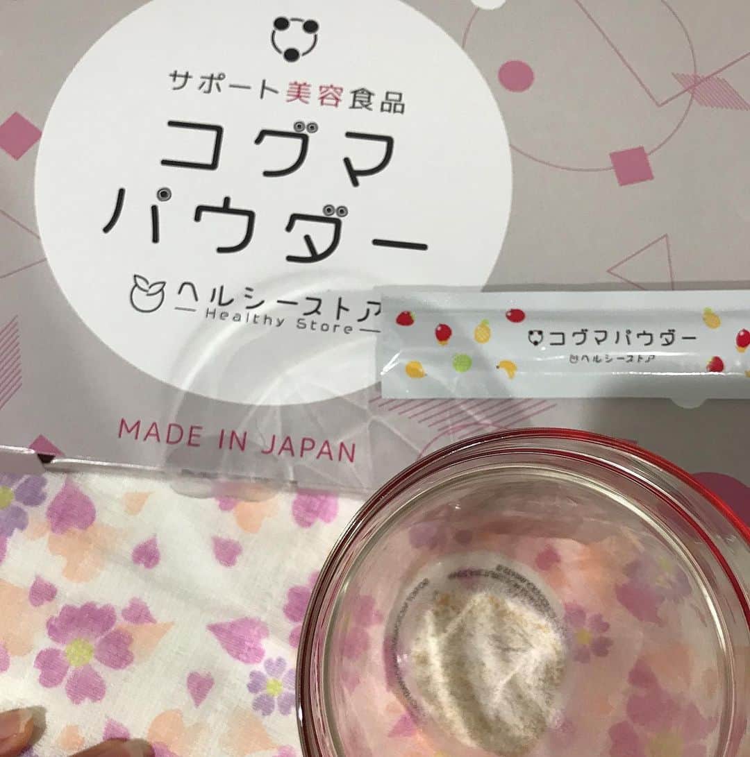 葵さんのインスタグラム写真 - (葵Instagram)「ヘルシーストア コグマパウダーをおためし中です。 こちらは韓国で大流行した、食事をさつまいもに置き換える「コグマダイエット」をベースに作られた腸活パウダーです🍠✨ @koguma_powder  かき混ぜて 水に溶かしたりジュースやヨーグルトにいれたりしてのんています。  くせがなくて飲みやすい✨ 食物繊維やビタミン、ミネラル豊富が嬉しい😆 #PR#コグマパウダー#食物繊維#ビタミン#ミネラル」10月31日 10時24分 - dolphin_coconut