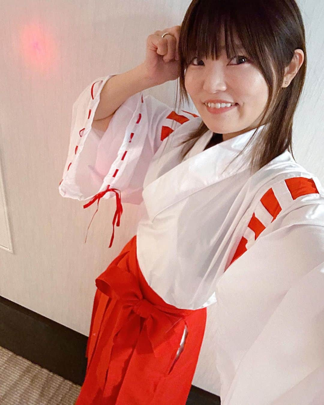 とぎもちのインスタグラム：「. 今年のハロウィンの仮装は 巫女さん⛩️  巫女さんは 人生初 (๑•ω•๑)⛩️  #ハロウィン #ハロウィン仮装 #ハロウィンコスプレ #巫女さん #巫女さんコスプレ #할로윈 #할로윈파티 #とぎもちハロウィン #とぎもちコスプレ #とぎもち仮装 #とぎもち巫女さん」