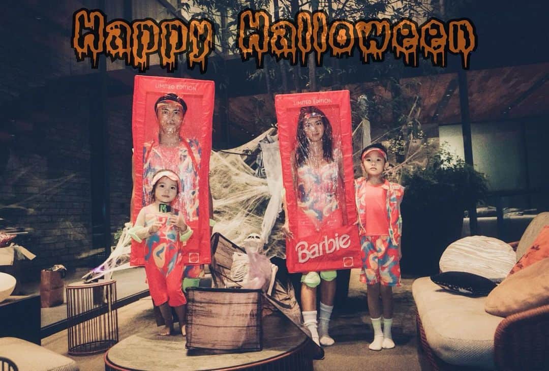 福王寺彩野のインスタグラム：「ハッピーハロウィン🎃👻🧟‍♀️🌈👱🏼‍♀️👱🏻🛼💖 #happyhalloween #halloween #halloweencostume #barbie #ken #barbiethemovie #familyphotography #ハロウィン #ハロウィンコスプレ #バービー #ケン #家族写真 #チビノ #チビテル」