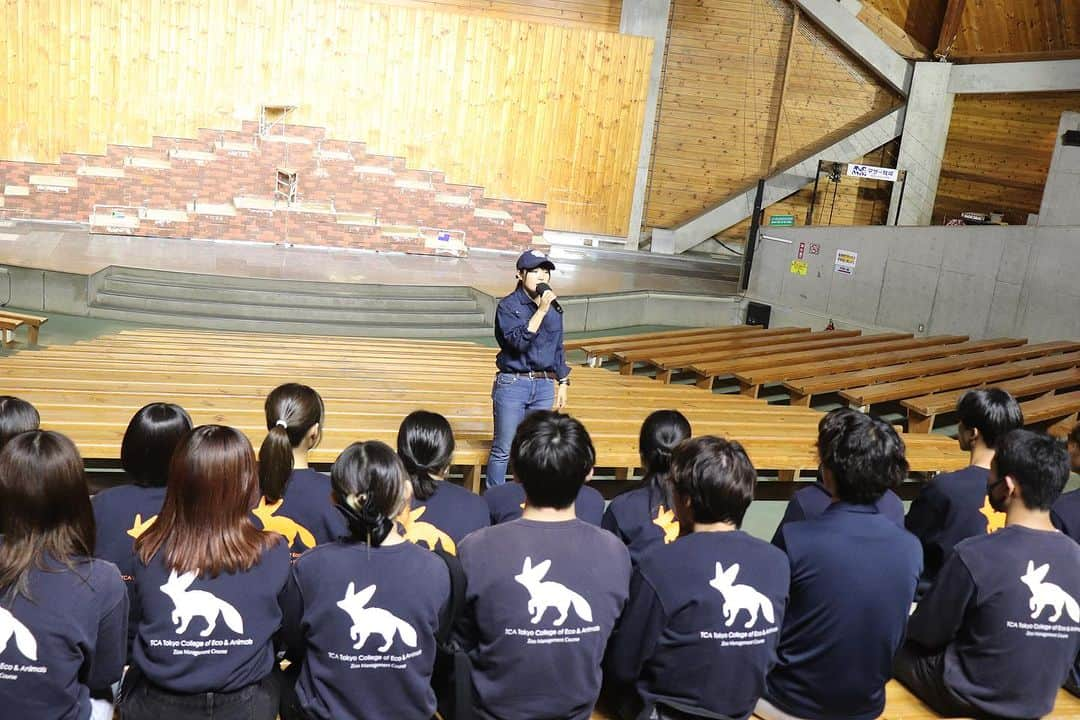 【公式】東京コミュニケーションアート専門学校ECOさんのインスタグラム写真 - (【公式】東京コミュニケーションアート専門学校ECOInstagram)「マザー牧場実習ラスト👏  本校には2年〜4年制まであるので、先に現場に出る同級生もいます。  今回、在校生達が現場でひと足先に活躍する同級生と再会出来たそうです！🤗 お友達の働く姿は、より刺激になったのではないでしょうか？？  青空と桃色吐息（ペチュニア）のコントラストが最高にキレイですね🌸  マザー牧場では、四季折々の花畑を楽しむ事も出来るので、学生の皆さんもぜひまた違う時期にも訪れてみてはいかがでしょうか？🐄  . ・－・－・－・－・－・－・－・－・ ⁡ 学校説明会やオープンキャンパスも実施しております🐰🌱 ぜひご参加ください🕊🛰 ⁡ ・－・－・－・－・－・－・－・－・ ⁡ #tca東京eco動物海洋専門学校 #tcaeco #動物 #海洋 #ペット #自然環境 #恐竜 #専門学校 #オープンキャンパス #oc #進路 #動物園 #飼育員 #マザー牧場 #牧場」10月31日 10時36分 - tca_eco