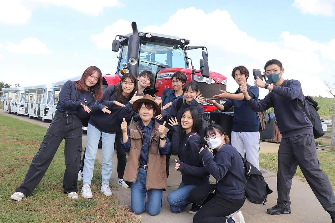 【公式】東京コミュニケーションアート専門学校ECOさんのインスタグラム写真 - (【公式】東京コミュニケーションアート専門学校ECOInstagram)「マザー牧場実習ラスト👏  本校には2年〜4年制まであるので、先に現場に出る同級生もいます。  今回、在校生達が現場でひと足先に活躍する同級生と再会出来たそうです！🤗 お友達の働く姿は、より刺激になったのではないでしょうか？？  青空と桃色吐息（ペチュニア）のコントラストが最高にキレイですね🌸  マザー牧場では、四季折々の花畑を楽しむ事も出来るので、学生の皆さんもぜひまた違う時期にも訪れてみてはいかがでしょうか？🐄  . ・－・－・－・－・－・－・－・－・ ⁡ 学校説明会やオープンキャンパスも実施しております🐰🌱 ぜひご参加ください🕊🛰 ⁡ ・－・－・－・－・－・－・－・－・ ⁡ #tca東京eco動物海洋専門学校 #tcaeco #動物 #海洋 #ペット #自然環境 #恐竜 #専門学校 #オープンキャンパス #oc #進路 #動物園 #飼育員 #マザー牧場 #牧場」10月31日 10時36分 - tca_eco