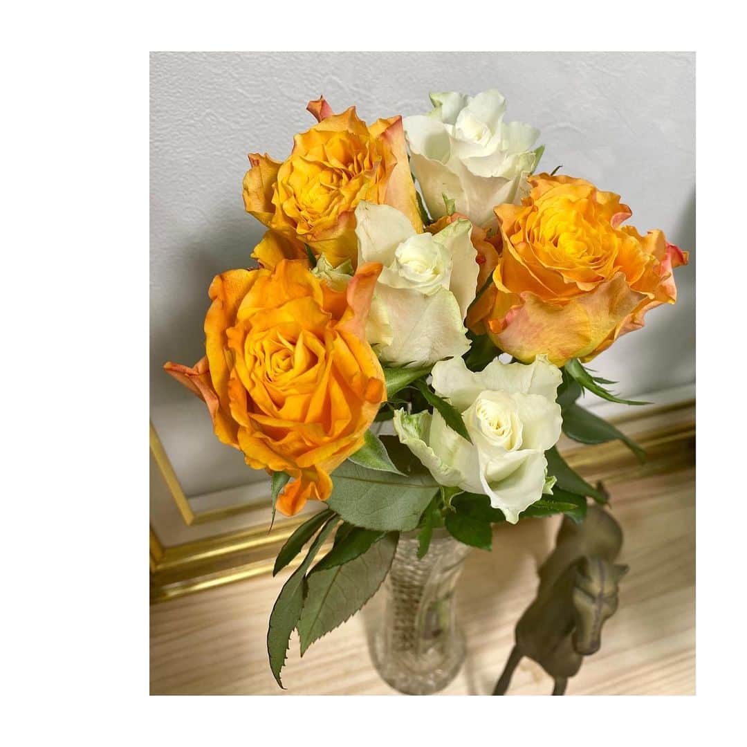 大島璃音のインスタグラム：「🎃Happy Halloween❤︎  お花選びもハロウィンを意識して オレンジ色のバラを選びました🧡 今年は白色のバラと合わせて〜  お家の中でもハロウィンの雰囲気を楽しむことができて大満足です🫶🏻」