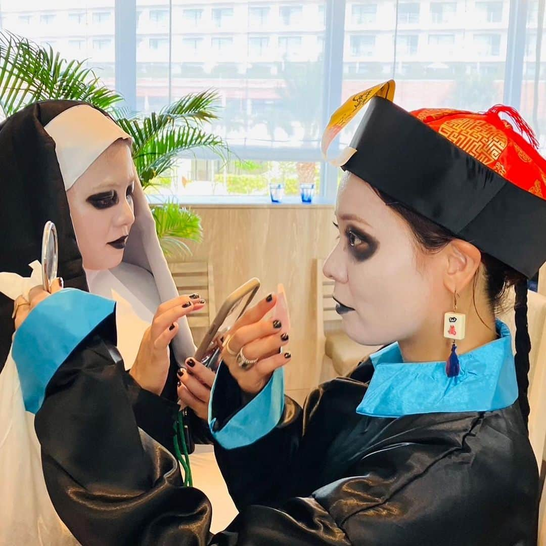 MAIKO さんのインスタグラム写真 - (MAIKO Instagram)「RBCiラジオ「2次元SWAMPハロウィンパーティー」👻🤍🖤  NANAEとMAIKOも参加させていただきました🧟✨ 大雅さんと美涼さんのイキイキとした姿すごかった、、✝️🫶✨ 沼の民の皆さんもみんな優しくて🥲✨ 愛が溢れまくった空間でした👻✨  ダブルツリーヒルトン北谷さんのスウィーツも美味しかった〜🍰🖤 全力で挑むって最高!!!!  お声がけ頂き本当にありがとうございました😈🖤🤍🖤🤍🖤🤍  #sevenoops #魔法陣の上で撮影☪️ #サンセットロケーション最高すぎん？🌆 #ななえと白塗り被り👻笑」10月31日 10時37分 - maiko_oops