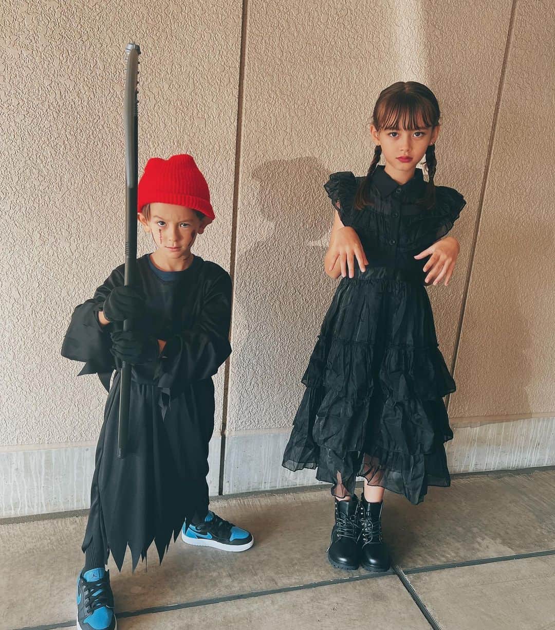 大桑マイミのインスタグラム：「Happy Halloween🎃👻🫶  先週末からparty 続きで子供達楽しそう。 娘は　「ウェンズデー」のウェンズデー　アダムスに。 だから私は笑わないの……と終始真顔w 弟くんは　よくわからないけど、お化け👻  私もフィンガークッキーをつくって楽しんでます。  見た目は少々グロテスクなのですが、 バター🧈が多かったからか膨らんでしまいチョイ指太に。 @holybasilsyrup の　 holy chai(薬膳チャイ) 加えてつくってみたら これが最高😀に美味しくできました。  楽しい😊hallo ween night をお過ごしください。」