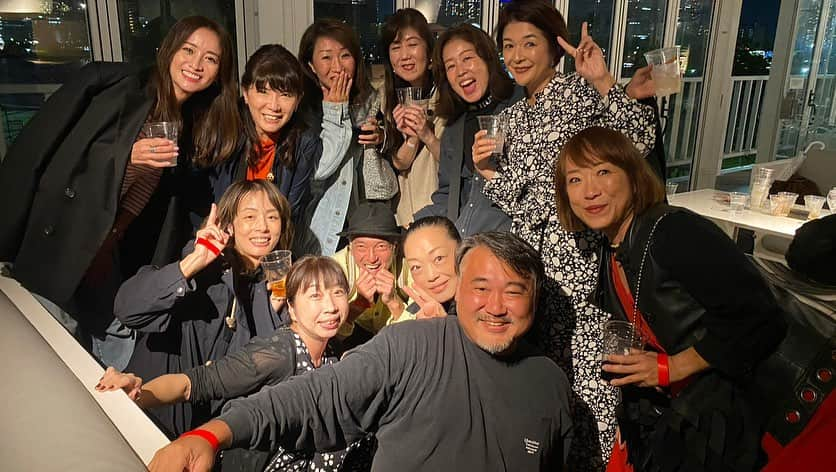 宇治田みのるさんのインスタグラム写真 - (宇治田みのるInstagram)「10/15(日) Minoru Ujita 60th Anniversary Fes  -1日限りのFine Night-  第7章-Fineの絆-  還暦フェスではあるが サブタイトルには-1日限りのFine Night-と付けた。 オレの人生に於いてFine Nightは絶対に外せない。  元Fine Model は 東京や地方のFine Nightは勿論のこと San Francisco・Los Angeles・San Diego・Hawaii など 海外で開催されたFine Nightに参加した。 更にはFine ModelとしてCDデビューをした者もいた。  移動、リハーサル、食事、本場、打ち上げ… ずっと一緒に行動したFine Model は家族同然だった。  当時のオレはトンガっていた。生意気だった。 Fine Modelが拙いMCをすれば説教し 拙いLiveを披露すれば遠慮なくダメ出しをした。 泣かしてしまった事も何度となくあった。  Fine編集スタッフも大変だった。 締め切りに追われる中 地方でのFine Nightに同行し 朝までFine Nightを取材して打ち上げに参加して そのまま寝ずに東京へ戻り編集作業をした者もいた。  しかし彼らFine ModelやFine編集部の皆んなから出てくる言葉は 「楽しかった！」「良い経験になった！」だ。  「あの頃を思い出したく無い」と言う者が 1人や2人くらい居ても良さそうなもんだが…笑 誰1人としてあの頃を否定する者は居ない。皆無だ。  “ツラい現場でツラいスタッフとツラい仕事をする”…コレが1番キツい。  しかしどんなにツラい事があったとしても “楽しい現場で楽しいスタッフと楽しく仕事をする”  オレとFine ModelとFine編集部は その様な関係だったからこそ 否定的な話は出てこないのだと思う。  そんな元Fine Modelと元Fine編集部の皆んなは オレの知らないところで結束し 還暦フェスを盛り上げる準備をしていてくれた。 有志の人数は66人にも及んだ。  AI OKADAさん作のオレの顔クッキーや 特注ケーキ。 ケーキには賛同したFine Modelひとりひとりからメッセージが書かれていた。  更には特注の法被。見事にデザインされた法被を オレはステージ上で着せられた。 ビックリする程のサプライズの数々だった。  66人の意見や想いをまとめるのは 本当に大変だったに違いない。 仕事に支障をきたすほどだったと思う。  世の中には数多くのファッション誌がある。 誌面を飾るModelは星の数ほど居る。  しかしFine Modelは普通のModelとは訳が違う。 Fine初期のModelからFine後期のModelまで 面識が無かったとしても”Fine Model”と言うだけで 結束し1つになれる唯一無二のModelたちなのだ。  Fine Nightや元Fine Model 元Fine編集スタッフは名称やモノや形式では無い。  そこに集う人、同じ価値観を共有できる者 許し合える仲間… 強い絆で結ばれているのがFine Modelであり Fine Nightなのだ。  還暦フェスを盛り上げてくれた歴代Fine Model の皆んな… 歴代Fine編集部スタッフの皆んな… 本当にありがとうございました。 心から感謝します。  そして…これだけは言っておこう。 オレたちの血には旧Fineロゴの血が流れているのだ。  つづく…」10月31日 10時50分 - djminoru.u