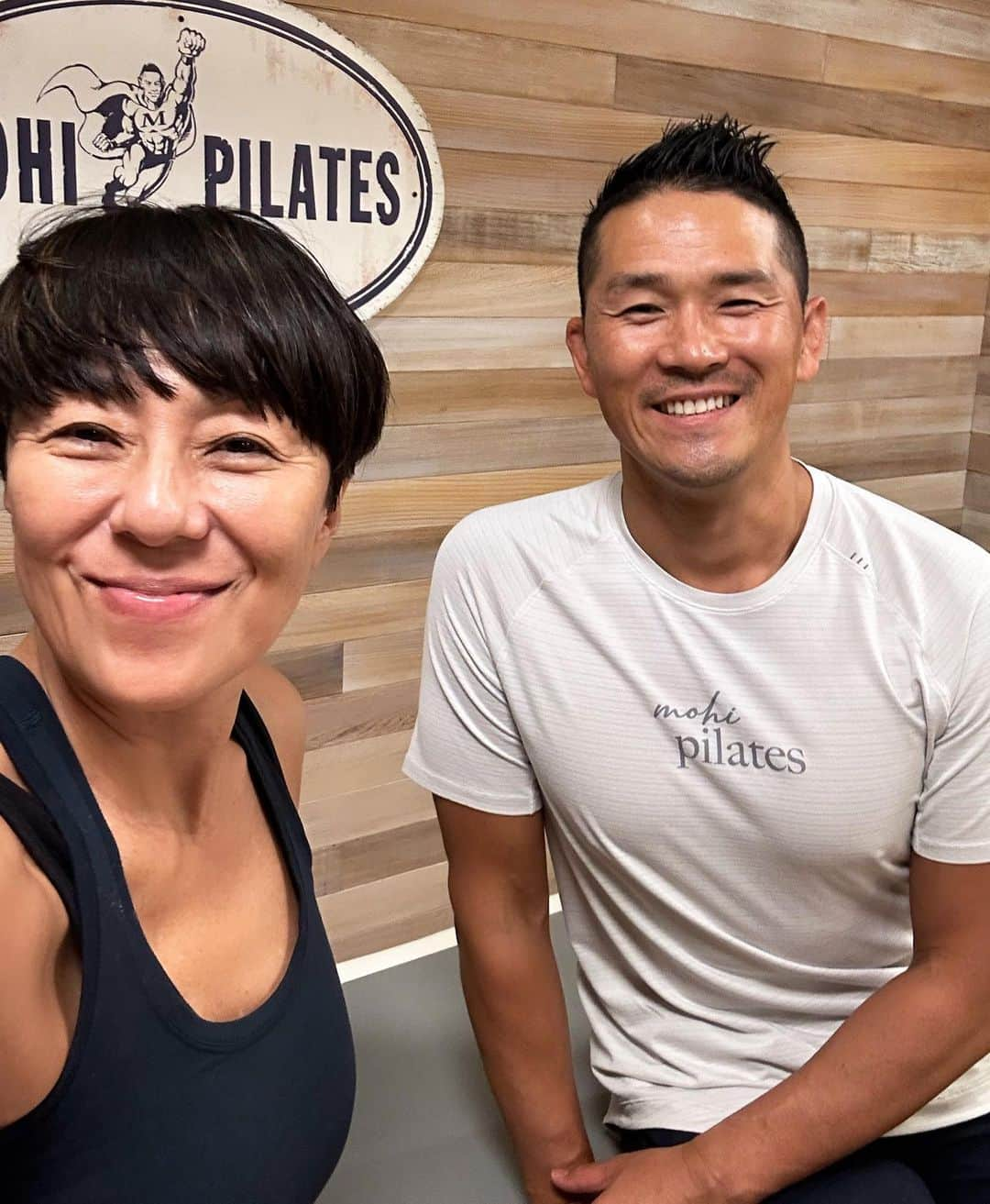 RIKACOのインスタグラム：「😆 ベタなすっぴんですみ😅 サボっていたピラティスを再開! 新しいsuper teacher @mohipilates  のmohi👍　 男性にみてもらうのは初めてなんですがまた違った新しいアプローチで身体の管理をしてくれるので 新しい私の身体のパンドラの箱が開いてくれる事でしょう〜食べ物やワークアウトで自分の身体を管理する事‼️1番やらなければならない事です❗️ ピラティスは長く続けているけど休めばまた身体は自分の癖が出て痛い所が悲鳴をあげる😅 心も体も柔軟性が大事です👍11月は自分にかまけず自分ファーストでいきたいと思います❣️ #ピラティス　#コンディション　#ピラティスリフォーマー #真っ直ぐな心と体　#❤️」