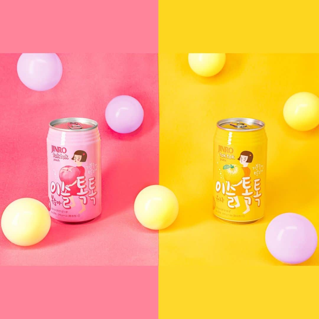 JINROのインスタグラム：「. 🍑🍊🍑🍊🍑🍊🍑🍊🍑 韓国人気チューハイブランド  #イスルトクトク 発売！ 🍑🍊🍑🍊🍑🍊🍑🍊🍑 韓国で販売されている人気チューハイブランド「イスルトクトク」より、「ピーチ」「ゆず」の２種類を、2023年10月31日（火）より全国のローソン店舗にて発売いたします。 —— 2016年3月に韓国で発売されたHITEJINROのチューハイブランド「イスルトクトク」は、ふんわりとしたフルーツの甘い味わいと、アルコール度数3%のやさしい飲み口が特徴の商品です。 —— 「イスル（이슬）」は「露」 「トクトク（톡톡）」は「シュワシュワ」 —— 商品名の「イスルトクトク」は、韓国語で「露」を意味する「イスル」と、炭酸がはじける「シュワシュワ」という音を表現した「トクトク（톡톡）」からできています。柔らかな炭酸感と、やさしい飲み口は、リラックスタイムに最適な味わいです。 —— 韓国でも人気の「ピーチ」と、日本限定の「ゆず」の2種類のフレーバー —— 韓国のイスルトクトクのメインフレーバーである「ピーチ」、と、韓国では販売されていない「ゆず」の2種類のフレーバーで発売。 低アルコールながらも、フルーツ香りと甘い味わいが存分に楽しめます。  🍑イスルトクトクピーチ💧👧 『イスルトクトク ピーチ』  ふんわりと香るピーチの味わいと やさしい飲み口 ■内容量 ：350ml ■アルコール度数：3% ■希望小売価格：168円（税別） ■販売先 ：全国のローソン店舗※  🍊イスルトクトクゆず💧👧 ゆずの香りとふんわり甘い味わい ■内容量 ：350ml ■アルコール度数：3% ■希望小売価格：168円（税別） ■販売先 ：全国のローソン店舗※  ※店舗によってお取り扱いがない場合があります。予めご了承ください。  #ローソン #韓国フェア #新商品 ＃イスルトクトク #チャミスル #韓国グルメ」