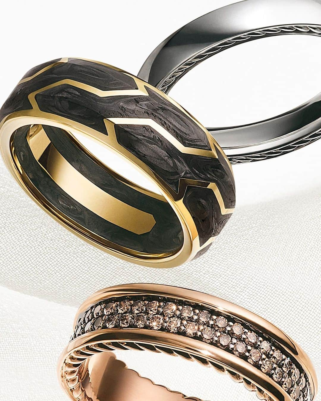 デイビット・ユーマンのインスタグラム：「Your way. Our incredible array of men’s wedding bands features both precious metals and innovative materials—choose one that reflects your personal aesthetic.  #DavidYurman #DYWedding」