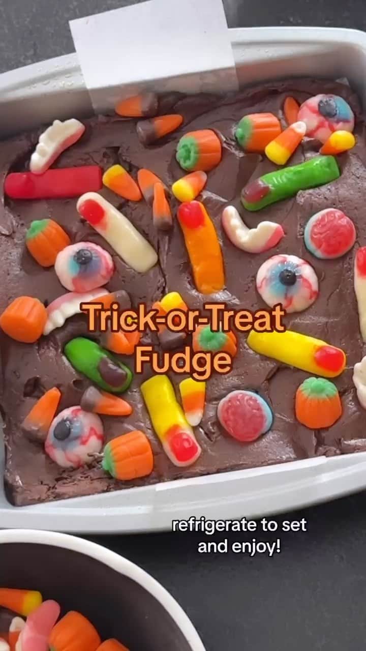 ティファニー・ティーセンのインスタグラム：「My favorite trick for leftover Halloween treats 😉 Fudge recipe from #HereWeGoAgain」