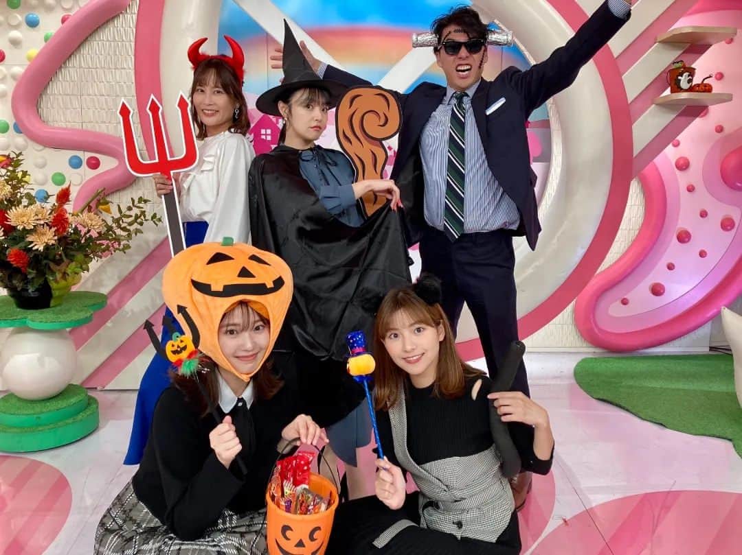 米澤かおりのインスタグラム：「. 今日はハロウィーン👻 番組のみんなで仮装しました🧙‍♀ 急に思いついて 爪は自分で作って貼ってみました💅 材料は画用紙と赤ペンです🤣  #ハロウィーン #ハロウィン #halloween #仮装 #コスプレ #自作 #ネイルチップ #魔女 #ノリノリ #撮影会 #oha4newslive #Oha4 #centforce #米澤かおり」