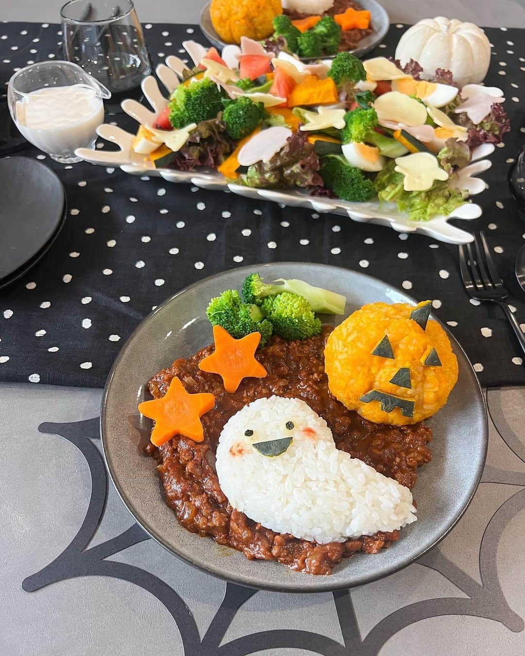 Ayaさんのインスタグラム写真 - (AyaInstagram)「実家から手作りハロウィンクッキー🍪🎃👻 かわいすぎるー🥹🥹🧡 お母さんマメ！笑笑  毎回誕生日やイベント事にお菓子やら 子供らにプレゼント送ってきてくれて感謝だ🥲🫶  にしても仮装準備しな〜と思ってて 何しよかな〜と色々みてたら もういつの間にか10月終わりで結局間に合わず🤣 やってしもた！ いつも本間ギリギリなってまう性格直したい🥹💔  #happyhalloween#ハロウィン#ハロウィンクッキー  #手作りお菓子#手作りクッキー#ハロウィンごはん #1歳男の子#4歳男の子#ネクストベビー#兄弟#男の子ママ」10月31日 10時48分 - aya__fit