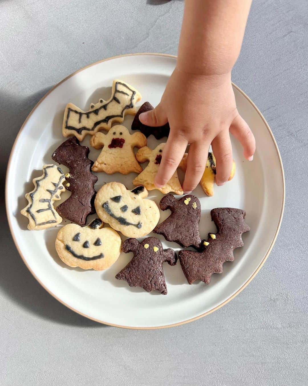 Ayaのインスタグラム：「実家から手作りハロウィンクッキー🍪🎃👻 かわいすぎるー🥹🥹🧡 お母さんマメ！笑笑  毎回誕生日やイベント事にお菓子やら 子供らにプレゼント送ってきてくれて感謝だ🥲🫶  にしても仮装準備しな〜と思ってて 何しよかな〜と色々みてたら もういつの間にか10月終わりで結局間に合わず🤣 やってしもた！ いつも本間ギリギリなってまう性格直したい🥹💔  #happyhalloween#ハロウィン#ハロウィンクッキー  #手作りお菓子#手作りクッキー#ハロウィンごはん #1歳男の子#4歳男の子#ネクストベビー#兄弟#男の子ママ」