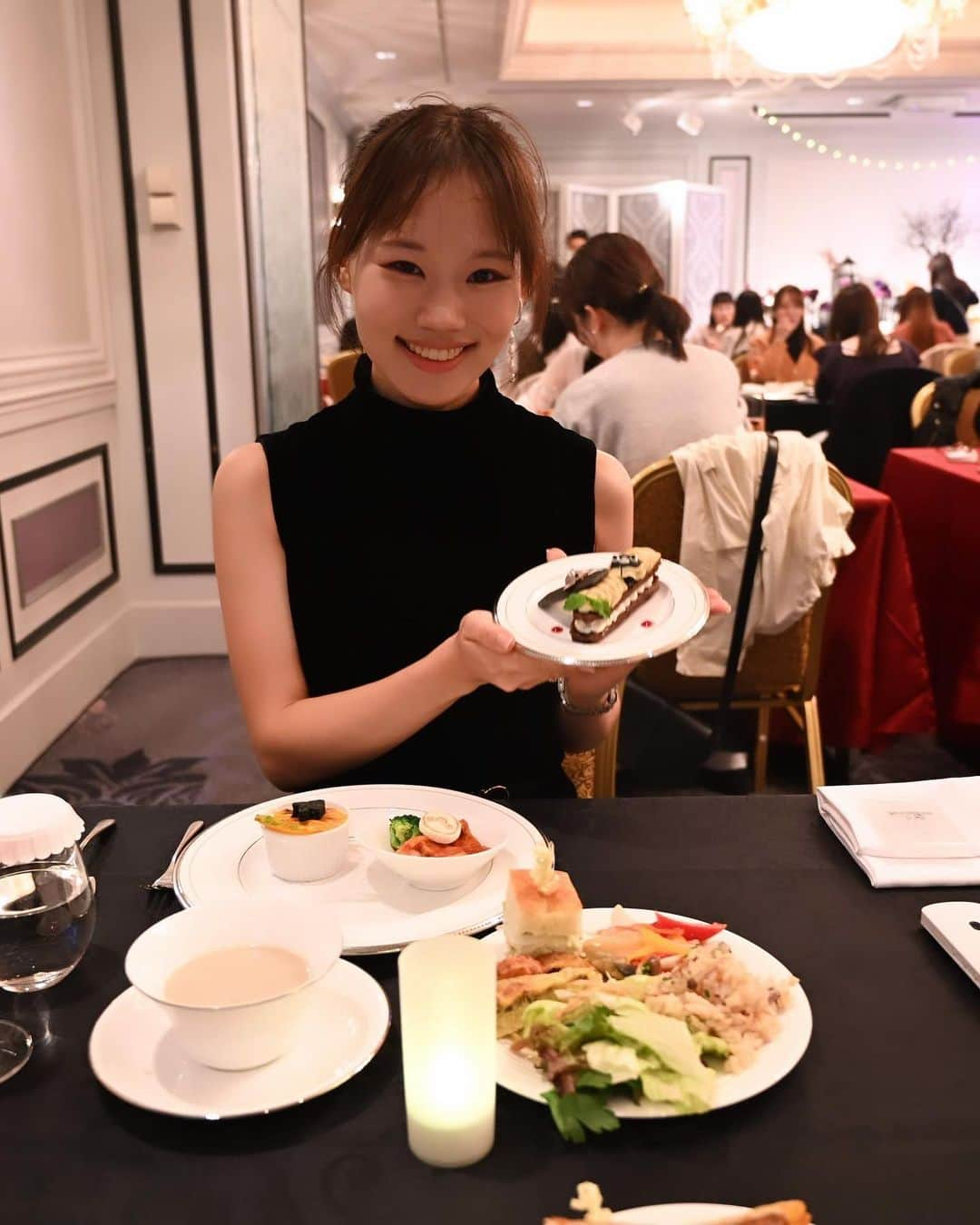 岡本沙紀さんのインスタグラム写真 - (岡本沙紀Instagram)「Happy Halloween 🎃🐧  I was invited to a luxury afternoon-tea buffet themed the penguins’ Halloween 👻   Everything was so delicious that I couldn’t help eating much more than I filled my stomach full😋  I even got a cute hand sanitizer as a souvenir! I would recommend this anyone who love cute stuff and yummy things🤤   #suicaペンギン ビュッフェに行ってきました！！ ハロウィンの仮装したペンギンが可愛すぎました😍🐧  食べるのがもったいないくらい可愛い料理とスイーツの数々でしたが、美味しすぎて満腹以上に食べちゃいました😆　胃にブラックホールを飼育してたら良かった🥺💫  Suicaペンギン柄のハンドスプレーのお土産もいただき、大大大満足な1日でした❣️  #ホテルメトロポリタン #池袋グルメ #ハロウィンパーティー #NikonZf #nikoncreators #ポートレート#japantravel #バイリンガル #japanesegirl  #l4ls #f4f #池袋ハロウィン #suicaのペンギン」10月31日 10時49分 - okamoto_sa_ki