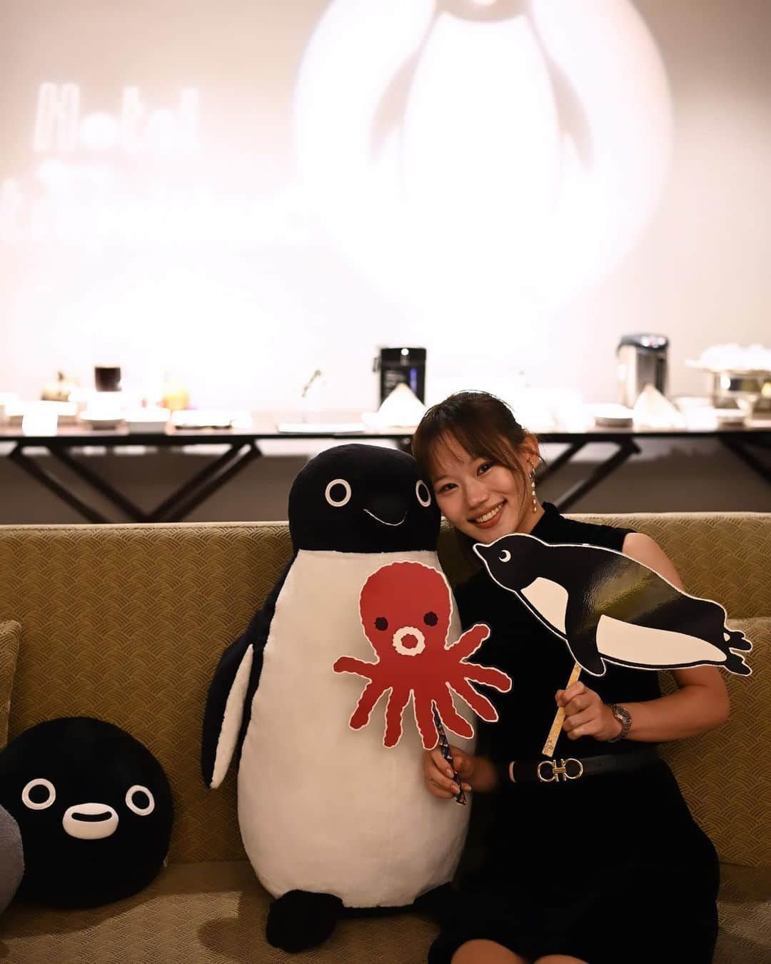 岡本沙紀さんのインスタグラム写真 - (岡本沙紀Instagram)「Happy Halloween 🎃🐧  I was invited to a luxury afternoon-tea buffet themed the penguins’ Halloween 👻   Everything was so delicious that I couldn’t help eating much more than I filled my stomach full😋  I even got a cute hand sanitizer as a souvenir! I would recommend this anyone who love cute stuff and yummy things🤤   #suicaペンギン ビュッフェに行ってきました！！ ハロウィンの仮装したペンギンが可愛すぎました😍🐧  食べるのがもったいないくらい可愛い料理とスイーツの数々でしたが、美味しすぎて満腹以上に食べちゃいました😆　胃にブラックホールを飼育してたら良かった🥺💫  Suicaペンギン柄のハンドスプレーのお土産もいただき、大大大満足な1日でした❣️  #ホテルメトロポリタン #池袋グルメ #ハロウィンパーティー #NikonZf #nikoncreators #ポートレート#japantravel #バイリンガル #japanesegirl  #l4ls #f4f #池袋ハロウィン #suicaのペンギン」10月31日 10時49分 - okamoto_sa_ki