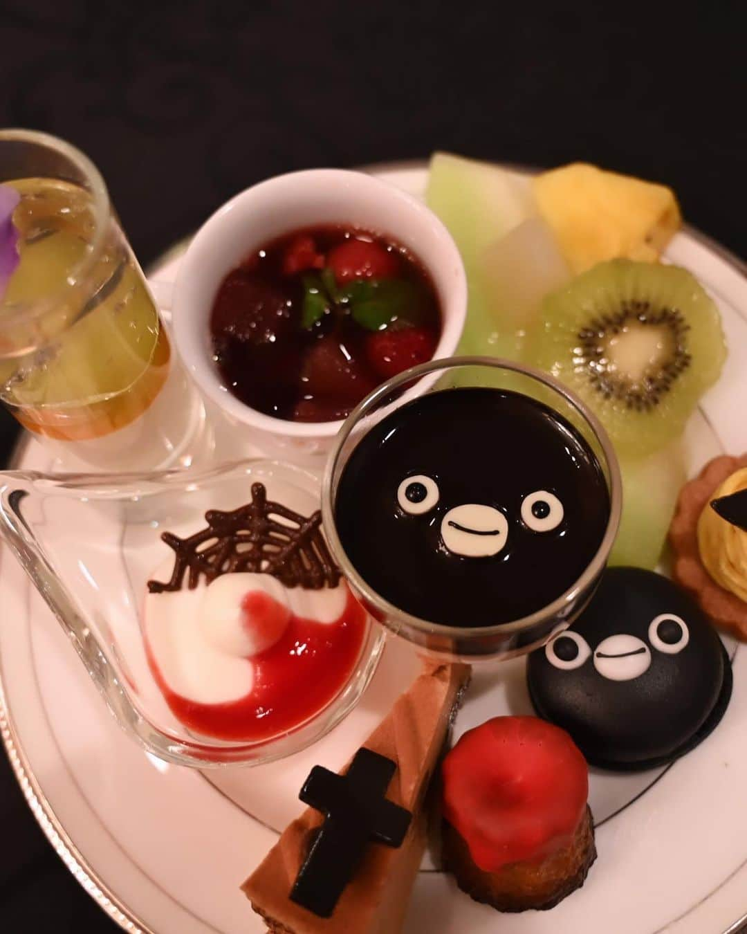 岡本沙紀さんのインスタグラム写真 - (岡本沙紀Instagram)「Happy Halloween 🎃🐧  I was invited to a luxury afternoon-tea buffet themed the penguins’ Halloween 👻   Everything was so delicious that I couldn’t help eating much more than I filled my stomach full😋  I even got a cute hand sanitizer as a souvenir! I would recommend this anyone who love cute stuff and yummy things🤤   #suicaペンギン ビュッフェに行ってきました！！ ハロウィンの仮装したペンギンが可愛すぎました😍🐧  食べるのがもったいないくらい可愛い料理とスイーツの数々でしたが、美味しすぎて満腹以上に食べちゃいました😆　胃にブラックホールを飼育してたら良かった🥺💫  Suicaペンギン柄のハンドスプレーのお土産もいただき、大大大満足な1日でした❣️  #ホテルメトロポリタン #池袋グルメ #ハロウィンパーティー #NikonZf #nikoncreators #ポートレート#japantravel #バイリンガル #japanesegirl  #l4ls #f4f #池袋ハロウィン #suicaのペンギン」10月31日 10時49分 - okamoto_sa_ki