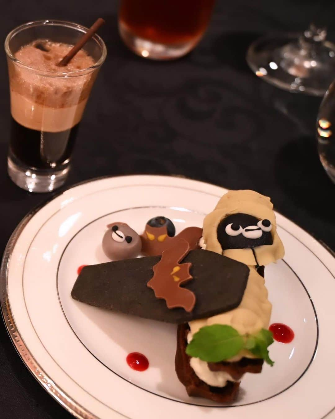 岡本沙紀さんのインスタグラム写真 - (岡本沙紀Instagram)「Happy Halloween 🎃🐧  I was invited to a luxury afternoon-tea buffet themed the penguins’ Halloween 👻   Everything was so delicious that I couldn’t help eating much more than I filled my stomach full😋  I even got a cute hand sanitizer as a souvenir! I would recommend this anyone who love cute stuff and yummy things🤤   #suicaペンギン ビュッフェに行ってきました！！ ハロウィンの仮装したペンギンが可愛すぎました😍🐧  食べるのがもったいないくらい可愛い料理とスイーツの数々でしたが、美味しすぎて満腹以上に食べちゃいました😆　胃にブラックホールを飼育してたら良かった🥺💫  Suicaペンギン柄のハンドスプレーのお土産もいただき、大大大満足な1日でした❣️  #ホテルメトロポリタン #池袋グルメ #ハロウィンパーティー #NikonZf #nikoncreators #ポートレート#japantravel #バイリンガル #japanesegirl  #l4ls #f4f #池袋ハロウィン #suicaのペンギン」10月31日 10時49分 - okamoto_sa_ki