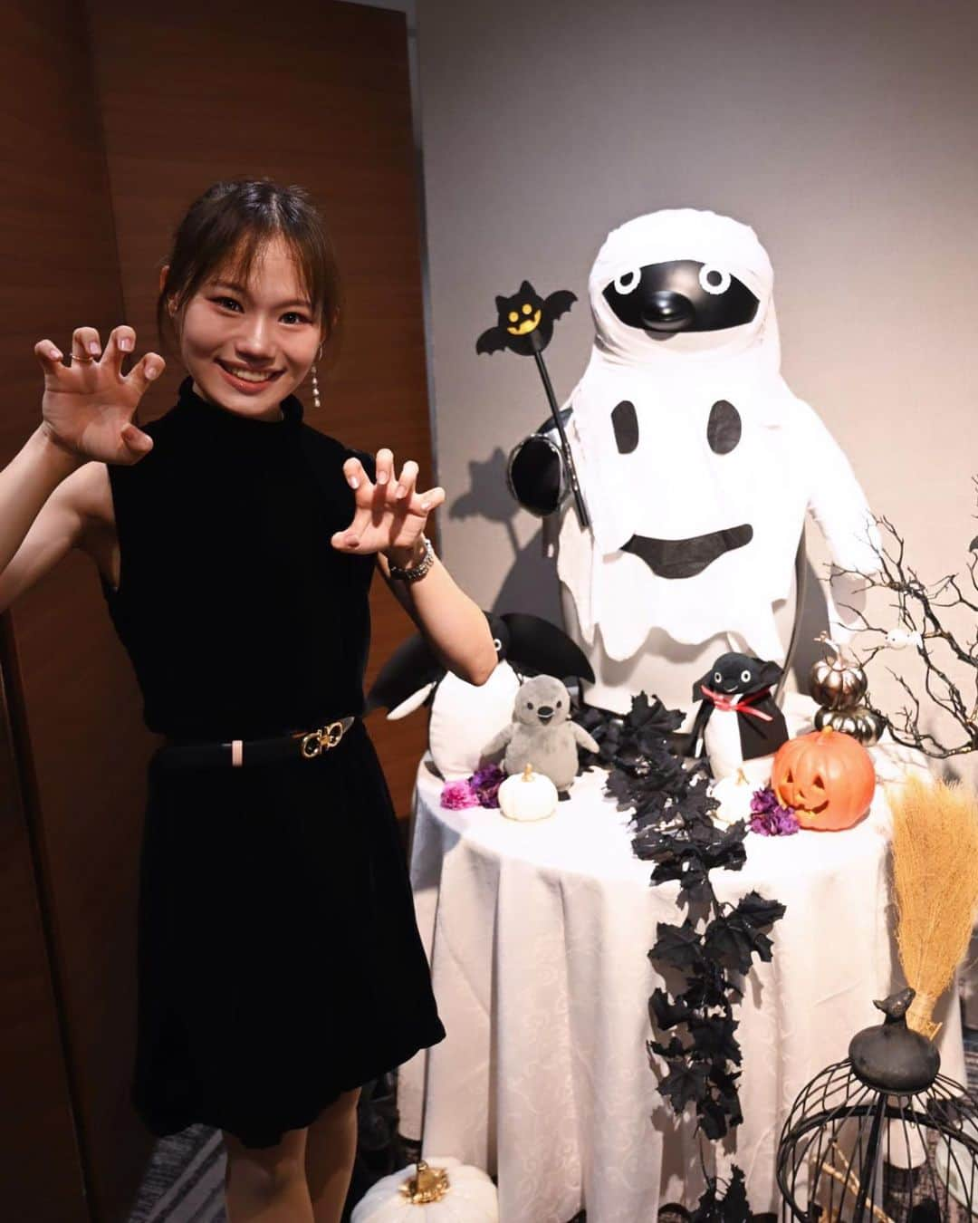 岡本沙紀のインスタグラム：「Happy Halloween 🎃🐧  I was invited to a luxury afternoon-tea buffet themed the penguins’ Halloween 👻   Everything was so delicious that I couldn’t help eating much more than I filled my stomach full😋  I even got a cute hand sanitizer as a souvenir! I would recommend this anyone who love cute stuff and yummy things🤤   #suicaペンギン ビュッフェに行ってきました！！ ハロウィンの仮装したペンギンが可愛すぎました😍🐧  食べるのがもったいないくらい可愛い料理とスイーツの数々でしたが、美味しすぎて満腹以上に食べちゃいました😆　胃にブラックホールを飼育してたら良かった🥺💫  Suicaペンギン柄のハンドスプレーのお土産もいただき、大大大満足な1日でした❣️  #ホテルメトロポリタン #池袋グルメ #ハロウィンパーティー #NikonZf #nikoncreators #ポートレート#japantravel #バイリンガル #japanesegirl  #l4ls #f4f #池袋ハロウィン #suicaのペンギン」