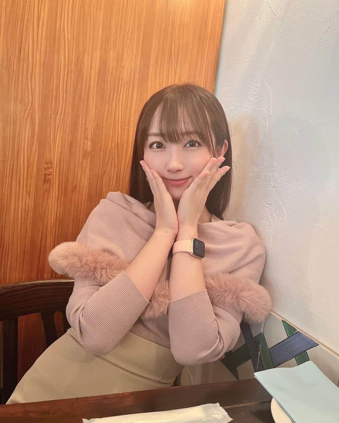 小島まゆみさんのインスタグラム写真 - (小島まゆみInstagram)「. . 𓂃 𝕙𝕒𝕡𝕡𝕪  𝕙𝕒𝕝𝕝𝕠𝕨𝕖𝕖𝕟‪ 𓂃  横浜にあるイングリッシュガーデンへ🎃♡  園内はパンプキンの装飾があちこちにあってすごく可愛いし、秋バラもたくさん咲いてていい香り🌹🌹  わんちゃん連れの方が多くて、みなさん思い思いに写真取っていたり、ベンチでまったりしていたり、心地よい時間が流れている場所でした✨  気候も丁度いい涼しさで、秋本当に好きだな～  みなさん今日も素敵な一日を🎃🦇🕸  #横浜イングリッシュガーデン #横浜イングリッシュガーデンハロウィン  #秋バラ横浜 #ポトレ倶楽部 #横浜イングリッシュガーデン🌹」10月31日 10時59分 - kojima_mayumi_