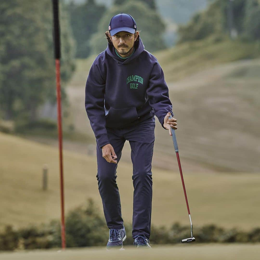 Champion Japanさんのインスタグラム写真 - (Champion JapanInstagram)「Champion GOLF 23FW Men's  オーセンティックアメリカンアスレチックウェアのエッセンスとファンクショナリティを兼ね備えたコレクション。  左胸の「C」ロゴと袖の「NY」プリントが特徴のジャケットには フーデッドスウェットシャツを合わせて暖かくオシャレに。  #champion #golf #sweatshirt #pants #belt #socks #sports #チャンピオン #ゴルフ #スウェットシャツ #パンツ #ベルト #ソックス #スポーツ」10月31日 11時00分 - champion_japan