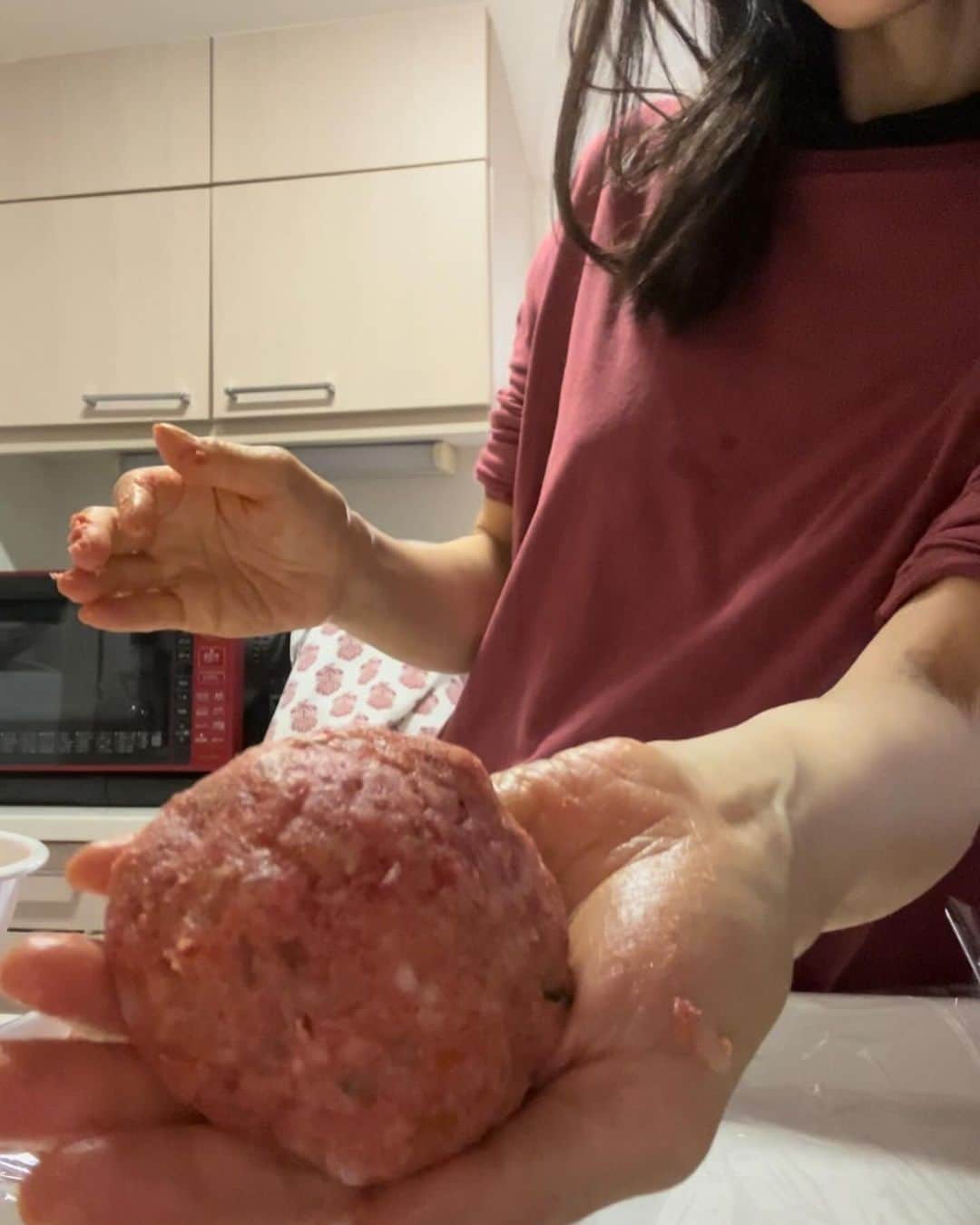 中岡由佳さんのインスタグラム写真 - (中岡由佳Instagram)「❇︎ ハンバーグの仕込み完了☑️ 牛挽肉と野菜がほぼ半々でお肉も野菜もたっぷり。 栄養士としていつも意識しているタンパク質と野菜👀 しっかり食べて健康的で綺麗な体を目指そう💪✨  今回はco-opデリで買った（冷凍品は便利） ⚪︎冷凍の牛挽肉300g×2パック＝600gを解凍して使い 野菜は家にあるもので ⚪︎玉ねぎ　小2個 ⚪︎にんじん　 ⚪︎ブロッコリー ⚪︎かぼちゃ を入れました🎃 野菜は玉ねぎの分量に対してプラスする程度の量、 全てカットして炒めて冷ましてから、 大きなボウルに牛挽肉、野菜、卵，パン粉、塩（少し多め）を加えてよく混ぜて、成形し、冷蔵庫で寝かせます。 あとは食べるときに焼くだけ🍳  ハンバーグに野菜を細かくして混ぜると お肉の美味しさで一気に食べられて、 栄養摂れて、美味しくて、良いです😋👍  #cooking #料理 #hamburgersteak #ハンバーグ #beef #牛肉 #vegitables #野菜 #protein #タンパク質 #health #健康 #healthy #ヘルシー #nutrition #栄養 #nutritionist #栄養士 #centforce #セントフォース」10月31日 10時55分 - yuka_nakaoka