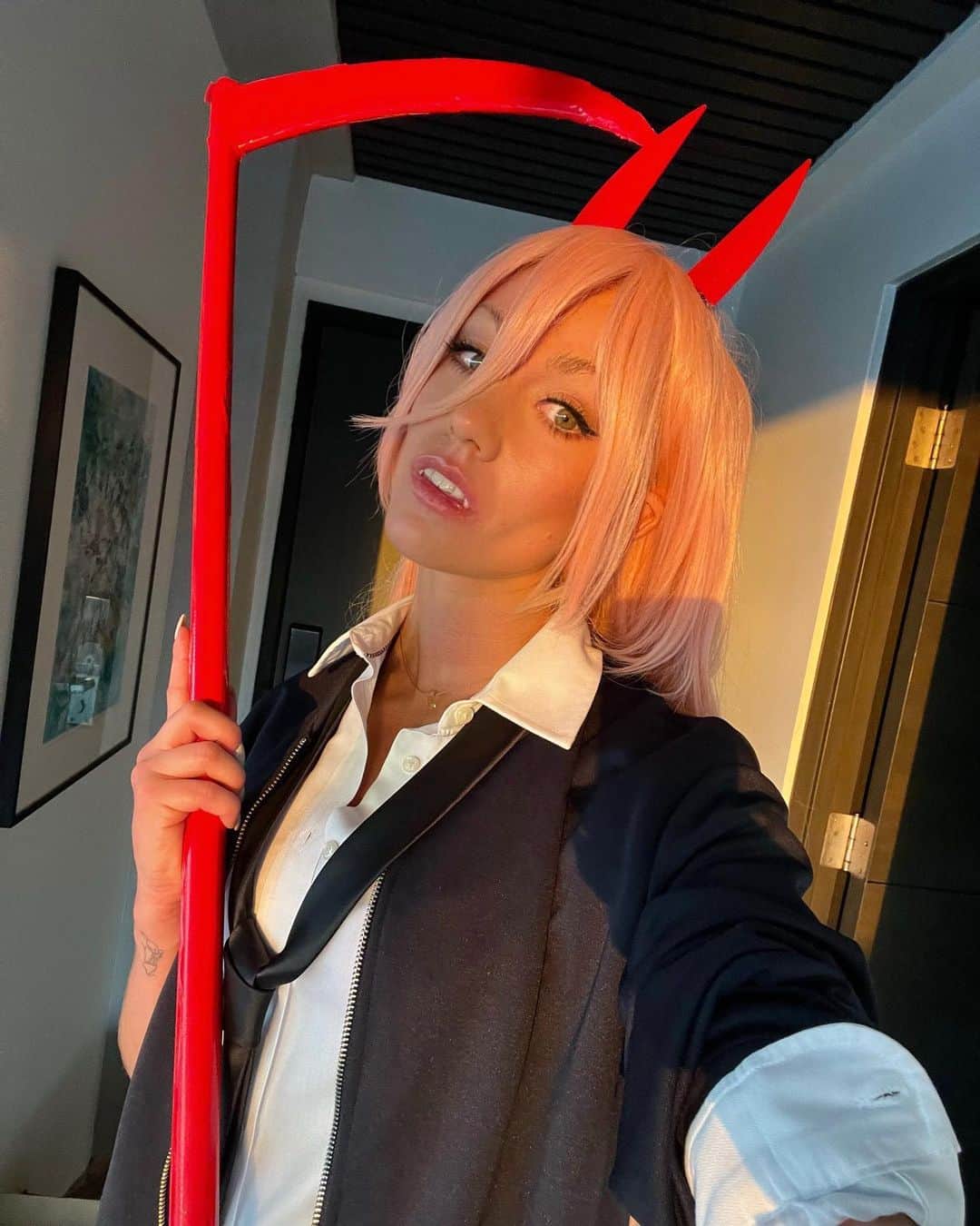 キャサリン・マクナマラのインスタグラム：「POWER’d up! 🧨❣️🪚 #Chainsawman #Power #anime Happy Halloween!👻」