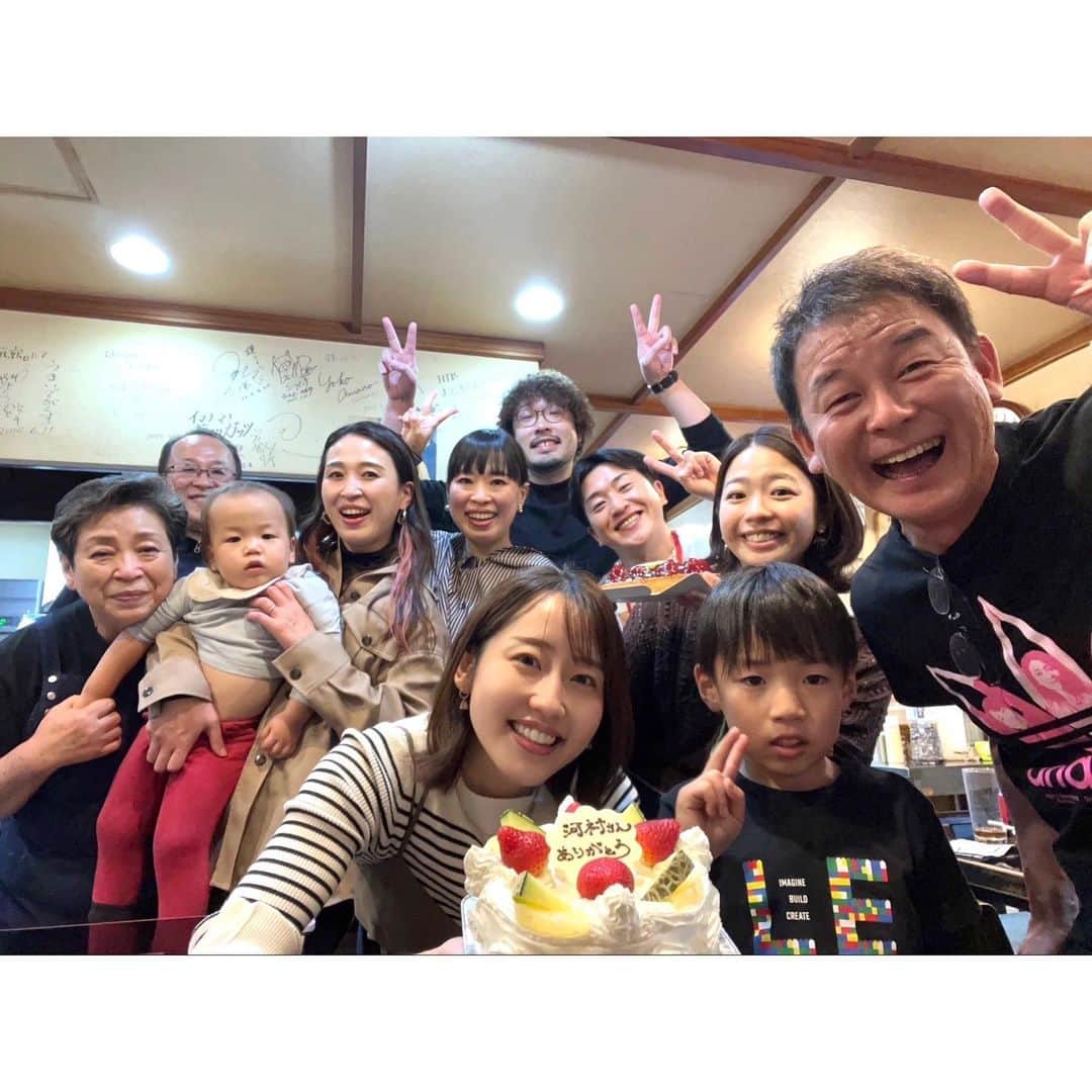 河村綾奈のインスタグラム：「シンガーソングライター藤江潤士さん、姉妹デュオMebius、そしてKENTA KIHARAさんが 『お疲れ様会』を開催してくださいました。 横山さん、渕上ちゃんも参加してくれました😭  場所は熊野の愛されお好み焼き店『鏡』😋 お刺身とか牡蠣とか黒豆のポタージュとかお好みとか海鮮巻とか書ききれないくらいの大御馳走で🙇‍♀️ どれも本っ当に美味しかったです✨ 12時に始まったのに、気づけば夕方。 暗くなるまでワイワイさせていただきました。  お会いするのは久しぶりでしたが、久しぶりな雰囲気が無かったのがちょっと嬉しかったり☺️ 番組を卒業した後もこうして繋がらせていただけて幸せです。 こうしたご縁をこれからも紡いでいきたいです。  週末はフードフェスティバルでしたね。 Tシャツを着て下さった方もたくさんいらっしゃったと伺っています。嬉しいです！ 本当にありがとうございます☺️」