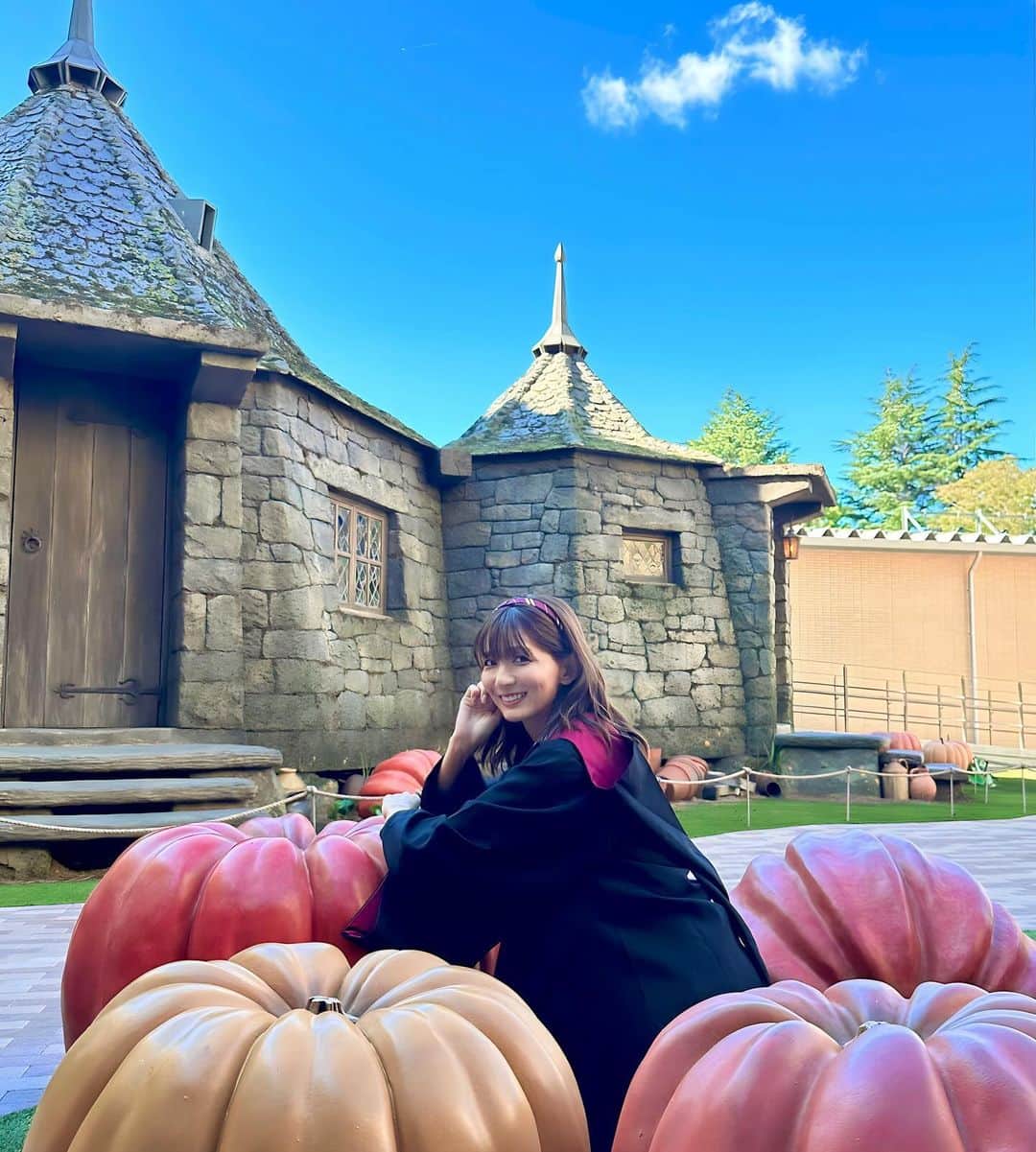 のインスタグラム：「Happy Halloween🎃👻 ハグリッドの小屋エリアがハロウィン感あって可愛かった🧡  #ハグリッドの小屋 #ハリーポッター #ハリポタツアー #ワーナーブラザーズスタジオツアー #ハロウィン🎃 #グリフィンドール #trickortreat」