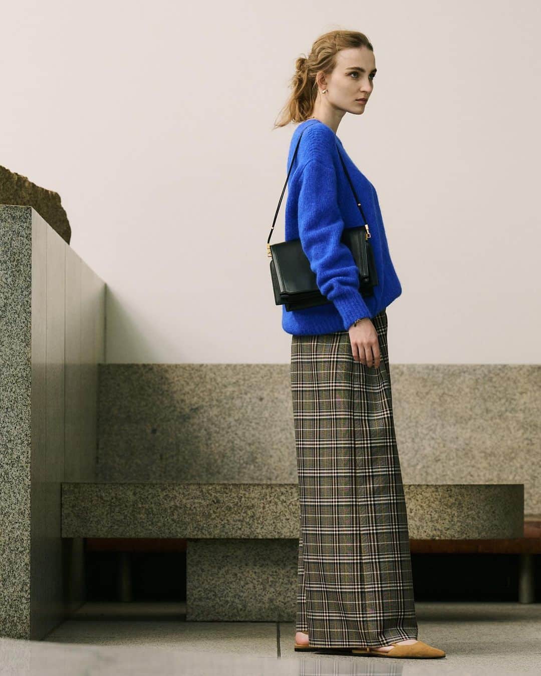 のインスタグラム：「UNITED ARROWS WOMEN 2023 WINTERの最新コレクション公開中！ 【どちらのカラーが好きかコメントで教えてください】   （1～2枚目） 💙FLUFFY クルーネック ニット 価格：¥19,800 品番: 15131064687 一枚で着映えするぱっきとしたビビットカラーがコーディネートのアクセントに。   （3～4枚目） 💜フォックス カシミヤ クルーネックニット 価格：¥24,200 品番: 15181041750 毛足の長いフォックスカシミヤ素材と柔らかい発色で大人な抜け感をプラスしてくれます。    #UnitedArrows #UnitedArrowsWomen #ユナイテッドアローズ」