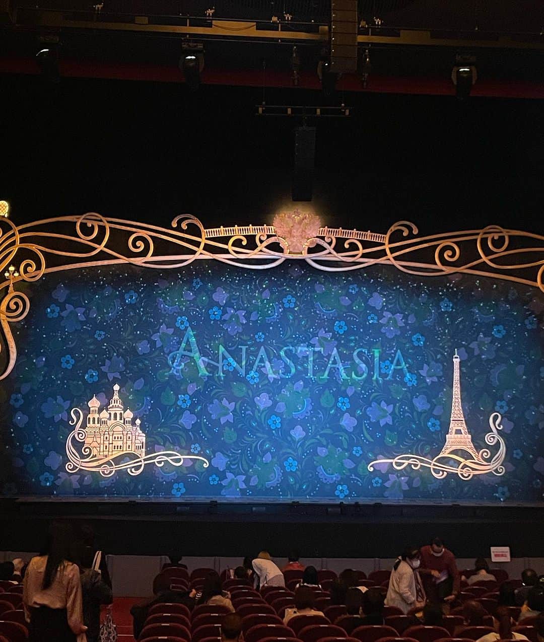 小川薫さんのインスタグラム写真 - (小川薫Instagram)「【アナスタシア】 . ミュージカル「アナスタシア」 大阪公演10月28日ソワレ✨  2020年は大阪公演が残念のながら中止になり 大阪では初演となるミュージカル。 舞台は20世紀初頭のロシアのサンクトペテルブルク。 プロジェクションマッピングを取り入れた舞台美術の美しさに魅了されます。とくにパリのシーンでは心をわしづかみにされました。 アーニャを演じた葵わかなちゃんは素晴らしく、ディミトリ内海啓貴さん、ヴラド石川禅さんとの息のあった芝居と歌は期待以上でした。 今日が大千穐楽ですね。また観たいミュージカルです。 . #ミュージカルアナスタシア　#アナスタシア　#ANASTASIA  #葵わかな　 #salondeclover  #サロンドクローバー #小川薫　 #料理研究家　#テーブルコーディネーター #堀江公園 #料理教室　#料理教室大阪　#大阪料理教室」10月31日 11時08分 - salondeclover