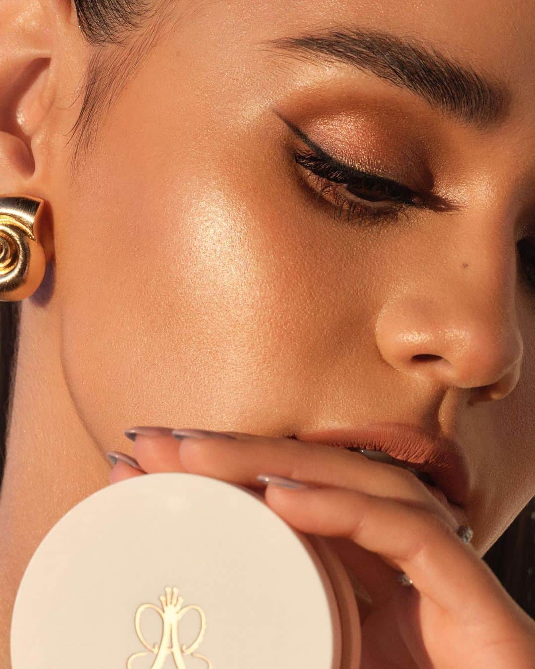 Anastasia Beverly Hillsのインスタグラム：「Champagne gold glow that’s smoother than silk 😮‍💨💫 Glow from head to toe this holiday season with Glow Seeker, available now at the link in bio!  #AnastasiaBeverlyHills」
