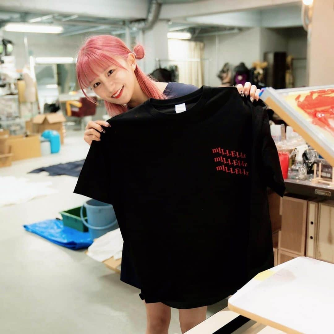 星名美怜のインスタグラム：「🖤🖤🖤 . 今日の生誕祭では、 mILLELIzロゴ シルクスクリーンプリントTシャツ 更に缶バッチガチャなどが販売になります！  シルクロゴTシャツにつきましては、 販売時間は下記３部に分けて販売いたします。すべて星名美怜生誕祭チケットをお持ちの方が対象！ ①  16:00〜17:30（会場の列に並ぶのは30分前の15:30とさせてください） ②  18:00〜19:00（この回は開場時間となりますので、開場の列に並んでいただき、入場してからTシャツ物販列に並んでください） ③  生誕祭終演後（終演後からの列お並びをお願いします）  各部数を分けて販売になります！  みんなの手元に私の刷ったTシャツが届くのどきどきっ  シルクプリントTシャツは、 株式会社ツクレルさんにご協力いただきました！ @printmedia19  丁寧に教えてくださりありがとうございました🩷 どんどん成長してます。（最初はかなり味があります笑） . #mireinsta #星名美怜  #mILLELIz #シルクプリント #pr」