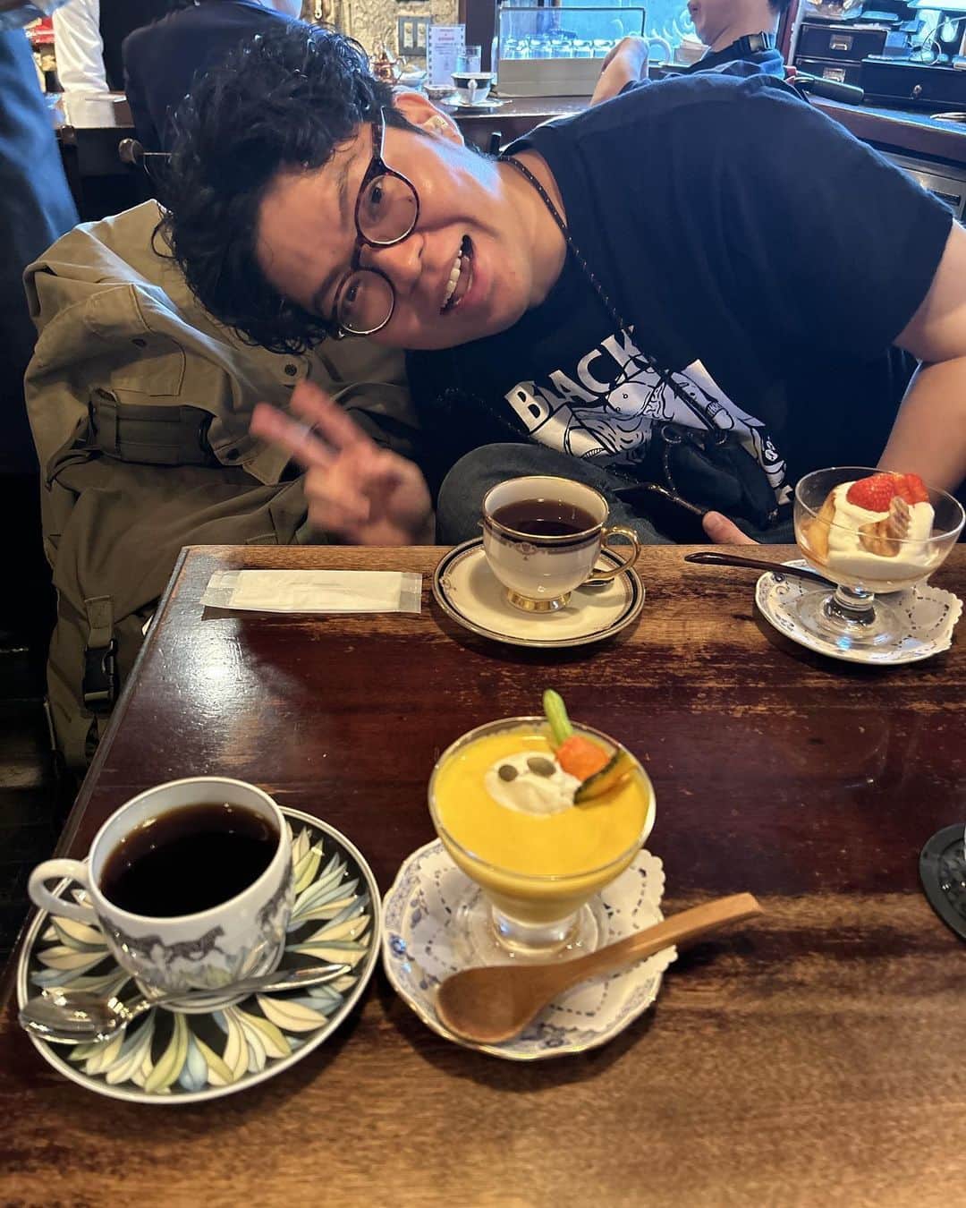 楢原真樹のインスタグラム：「いつぞやの喫茶店 #喫茶店 #新宿 #以外に行ってなかった #従業員多！ #最高のカボチャプリン #何がそんなに楽しいねん。 #ヤーレンズ」