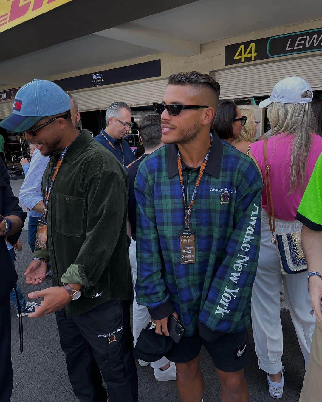 ジョナタン・ドス・サントスさんのインスタグラム写真 - (ジョナタン・ドス・サントスInstagram)「F1 México🏎️ 💨 w/ @tommyhilfiger ,  @awakenewyorkclothing & @mercedesamgf1  Thank you for having us!  #tommymx」10月31日 11時09分 - jona2santos