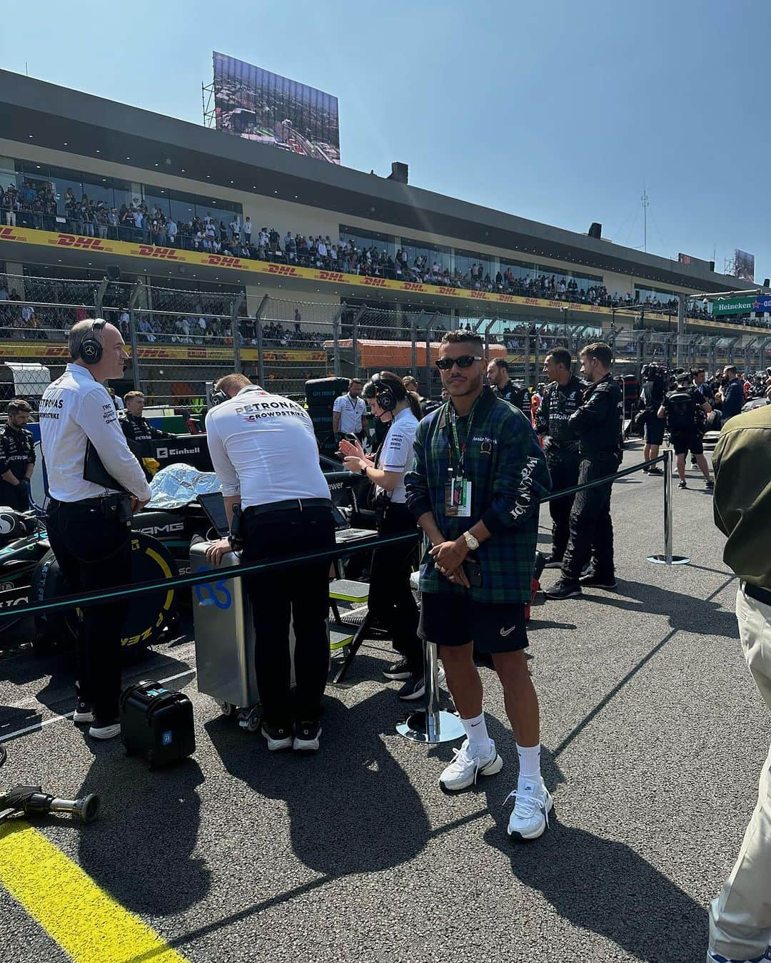 ジョナタン・ドス・サントスさんのインスタグラム写真 - (ジョナタン・ドス・サントスInstagram)「F1 México🏎️ 💨 w/ @tommyhilfiger ,  @awakenewyorkclothing & @mercedesamgf1  Thank you for having us!  #tommymx」10月31日 11時09分 - jona2santos