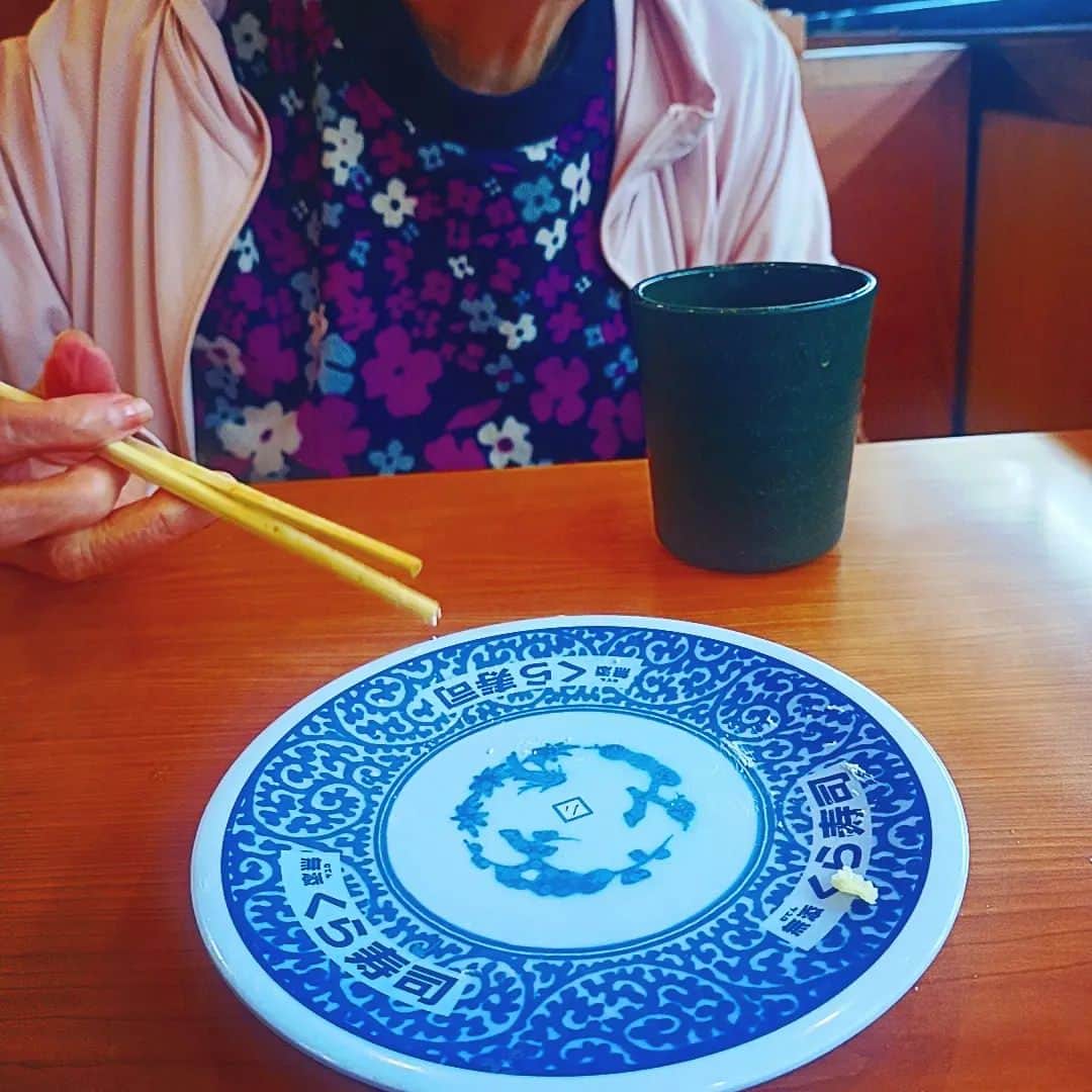 松本隆博のインスタグラム：「。 おかんと回転寿司きました。 何処の回転寿司行こうか……と。 ま、せめて身内のやってるＣＭ のところに行こうや( ᴖ ·̫ ᴖ ) ……明日は11月1日おかん90歳の 誕生日です‪(´•ᴗ• ก )‬՞ ՞。  おかん28歳の時に産まれた還暦少年 松本隆博」